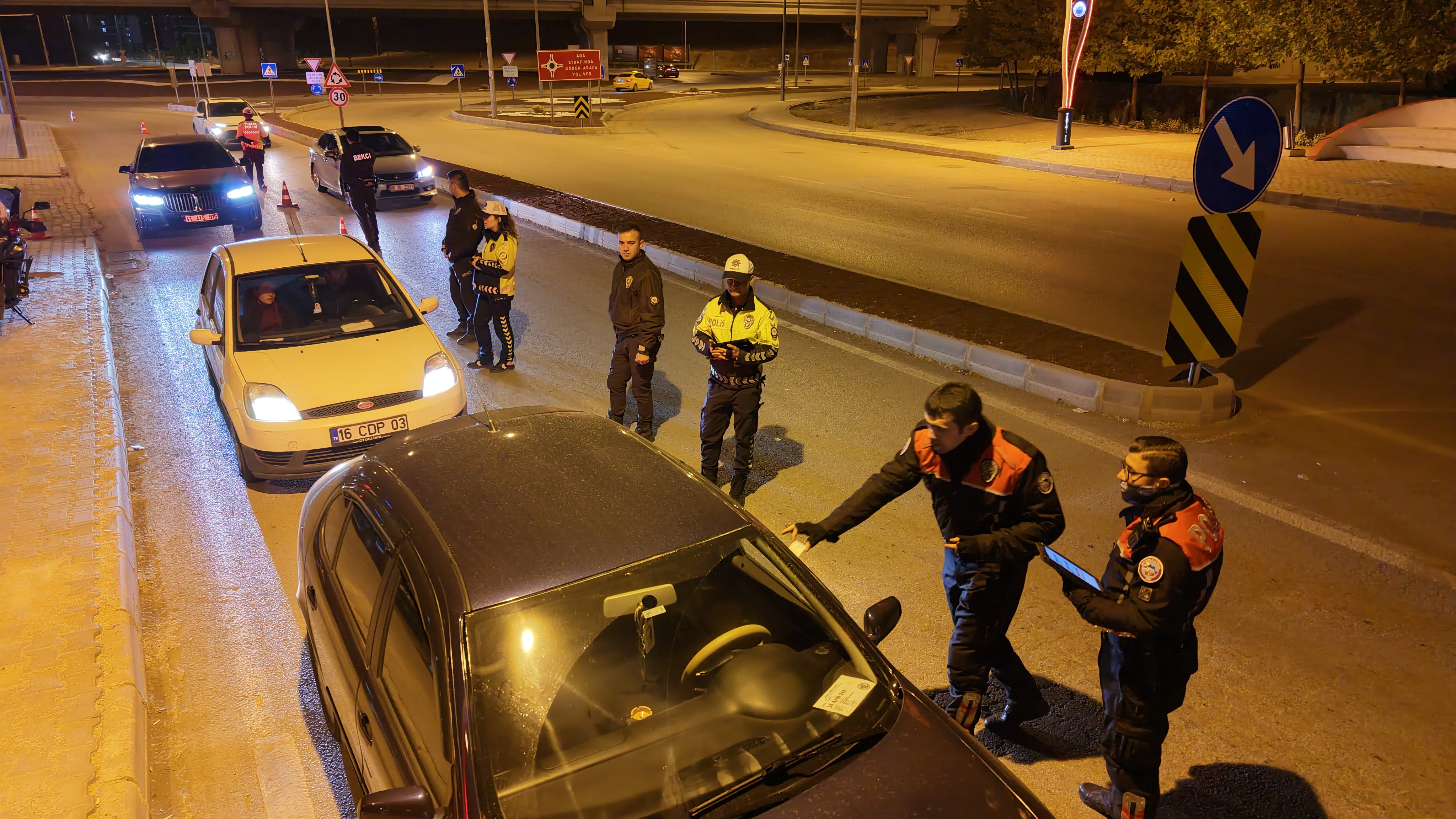 Kırıkkale Yahşihan’da Yapılan Gece Denetimlerinde 1489 Kişi Sorgulandı, 23 Araca 111 Bin Lira Ceza Kesildi, Bir Işletmeye 136 Bin Lira Ceza Uygulandı.