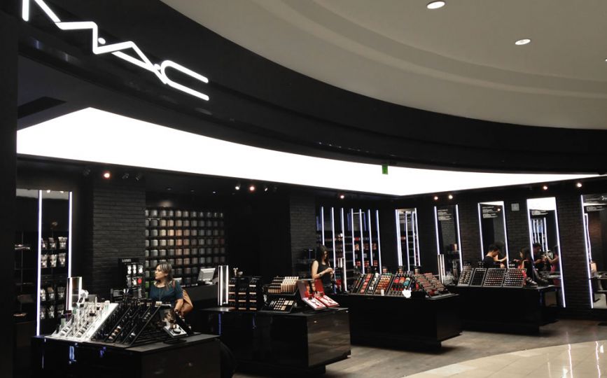 Kozmetik Tutkunlarının Yakından Tanıdığı M·a·c Cosmetics Hakkında Son Zamanlarda “Boykot” Söylentileri Dolaşıyor. Marka Kimindir, Hangi Ülkeye Ait Ve Gerçekten Boykot Ediliyor Mu?