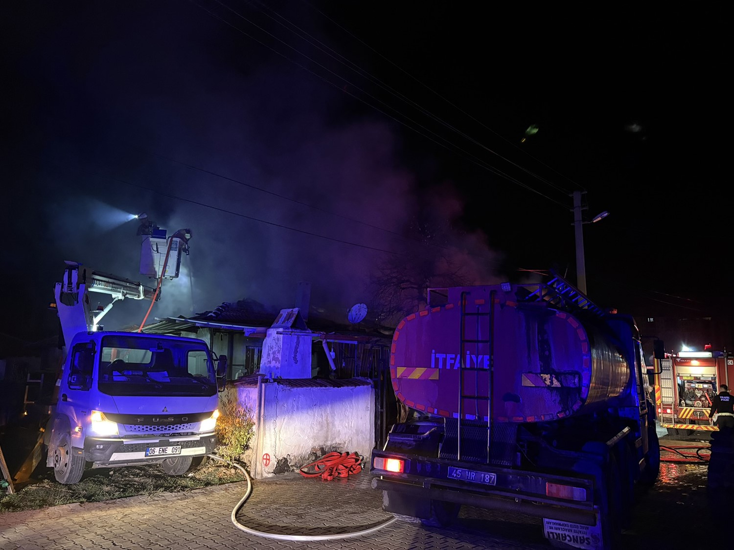 Kula’da Iki Evi Saran Yangında 2 Kişi Yaralandı. Alevler Kısa Sürede Kontrol Altına Alınırken, Yangının Nedeni Araştırılıyor (1)