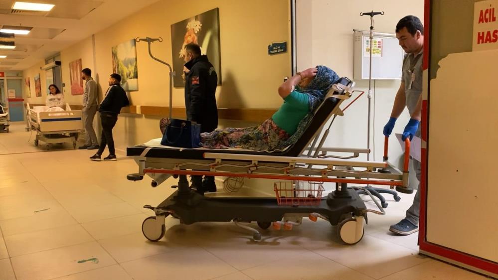 Lastiği Patlayan Otomobil Şarampole Yuvarlandı (2)