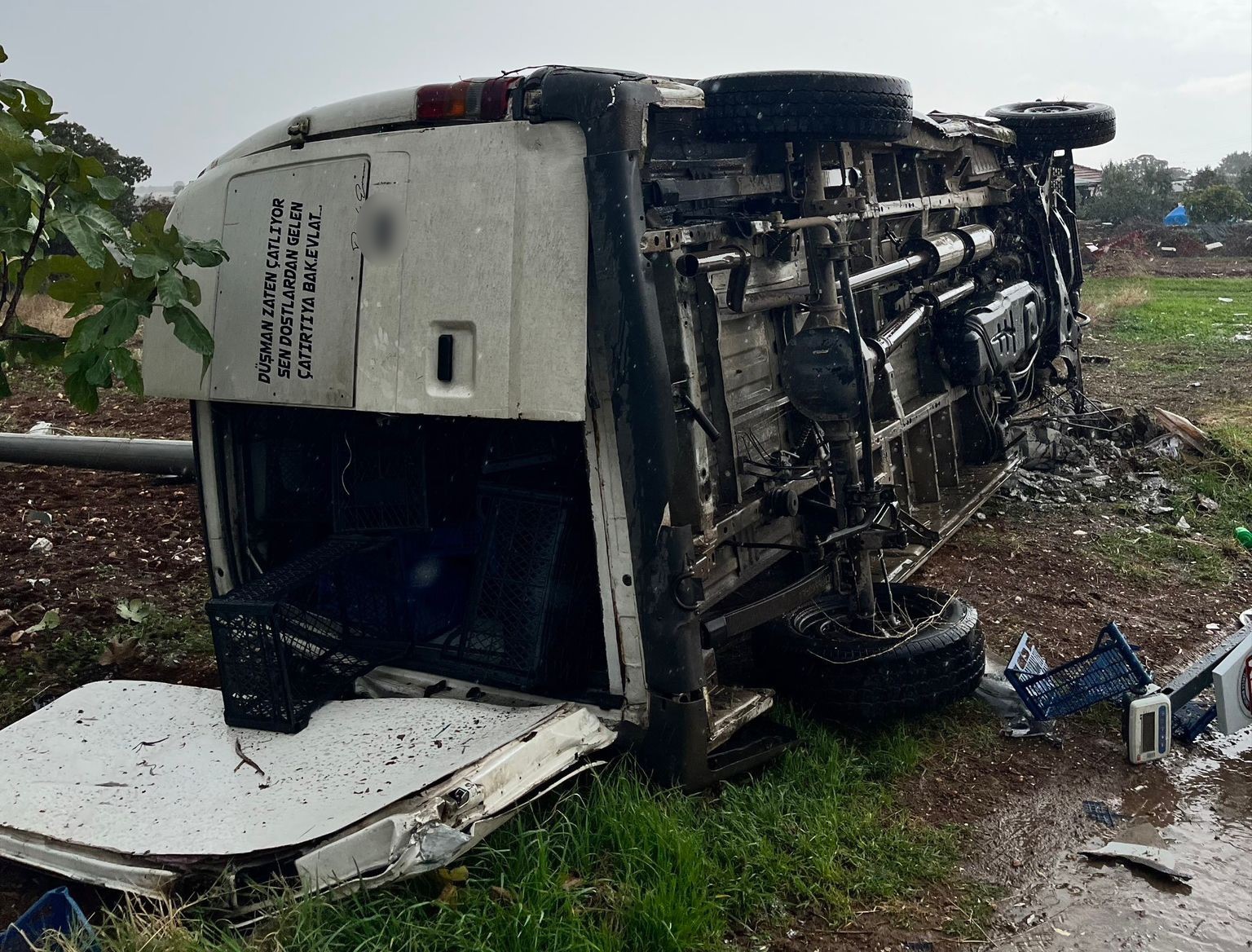 Manisa’nın Salihli Ilçesinde Yağmur Nedeniyle Kayganlaşan Yolda Kamyonetin Devrilmesi Sonucu (1)