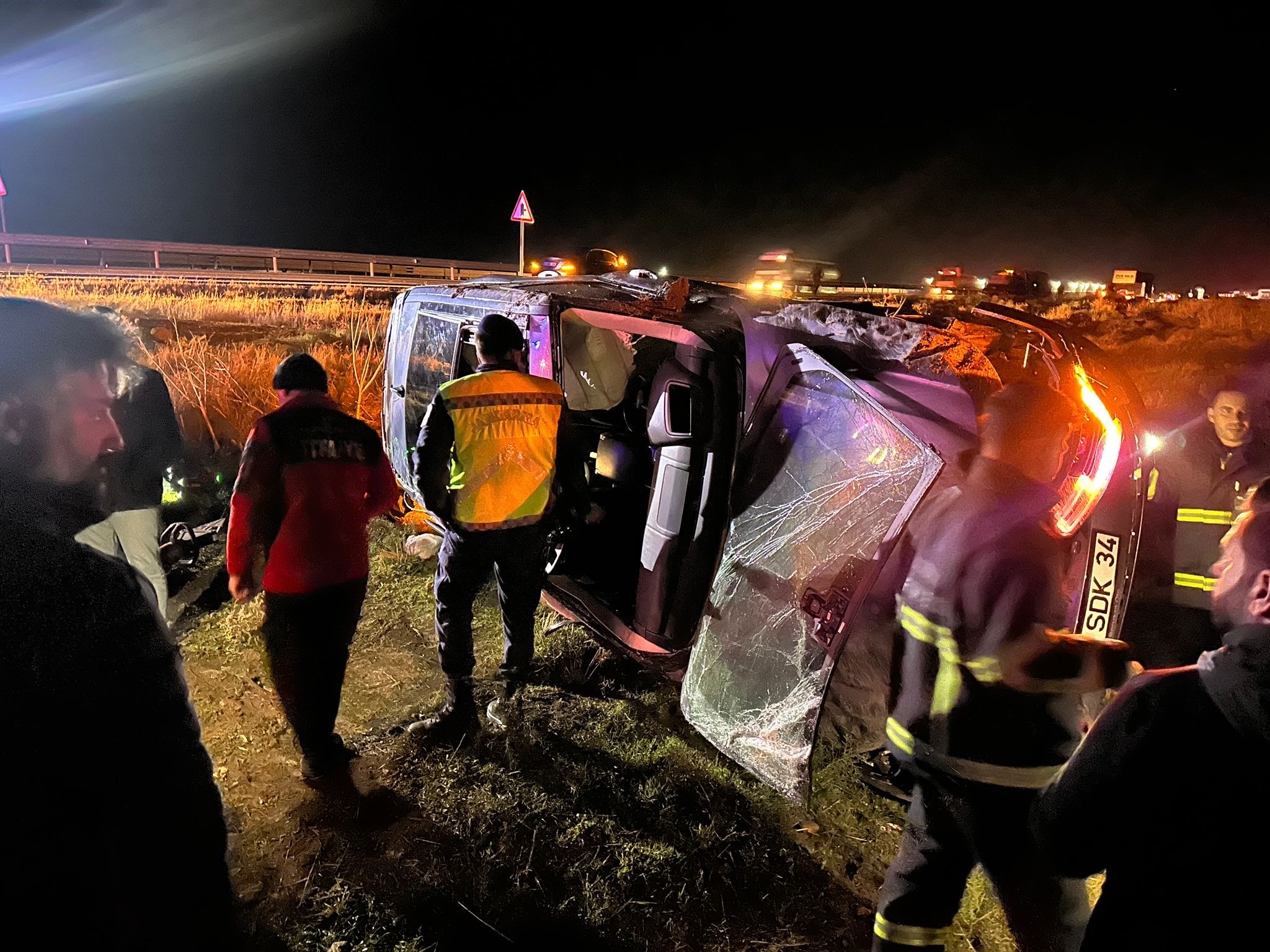 Mardin’in Nusaybin Ilçesinde Meydana Gelen Trafik Kazasında, Kontrolden Çıkan Cipin Şarampole Devrilmesi Sonucu 4 Kişi Yaralandı (1)