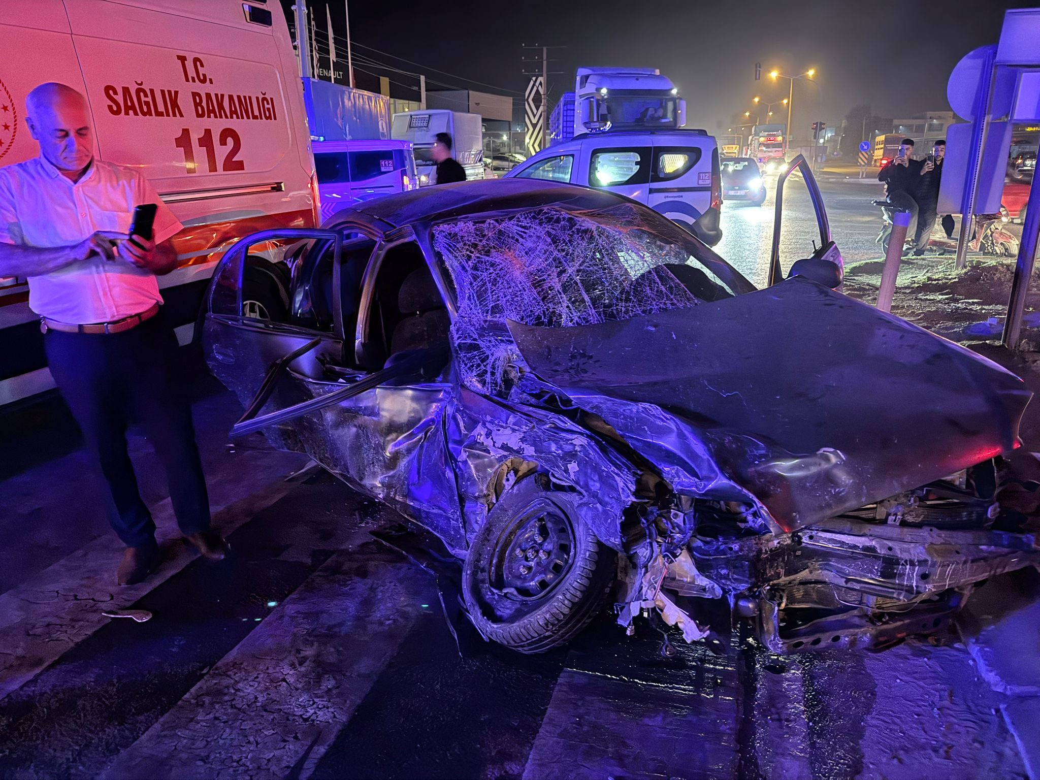 Mersin'de Yolcu Minibüsü Ile Otomobil Çarpıştı 10 Yaralı (1)