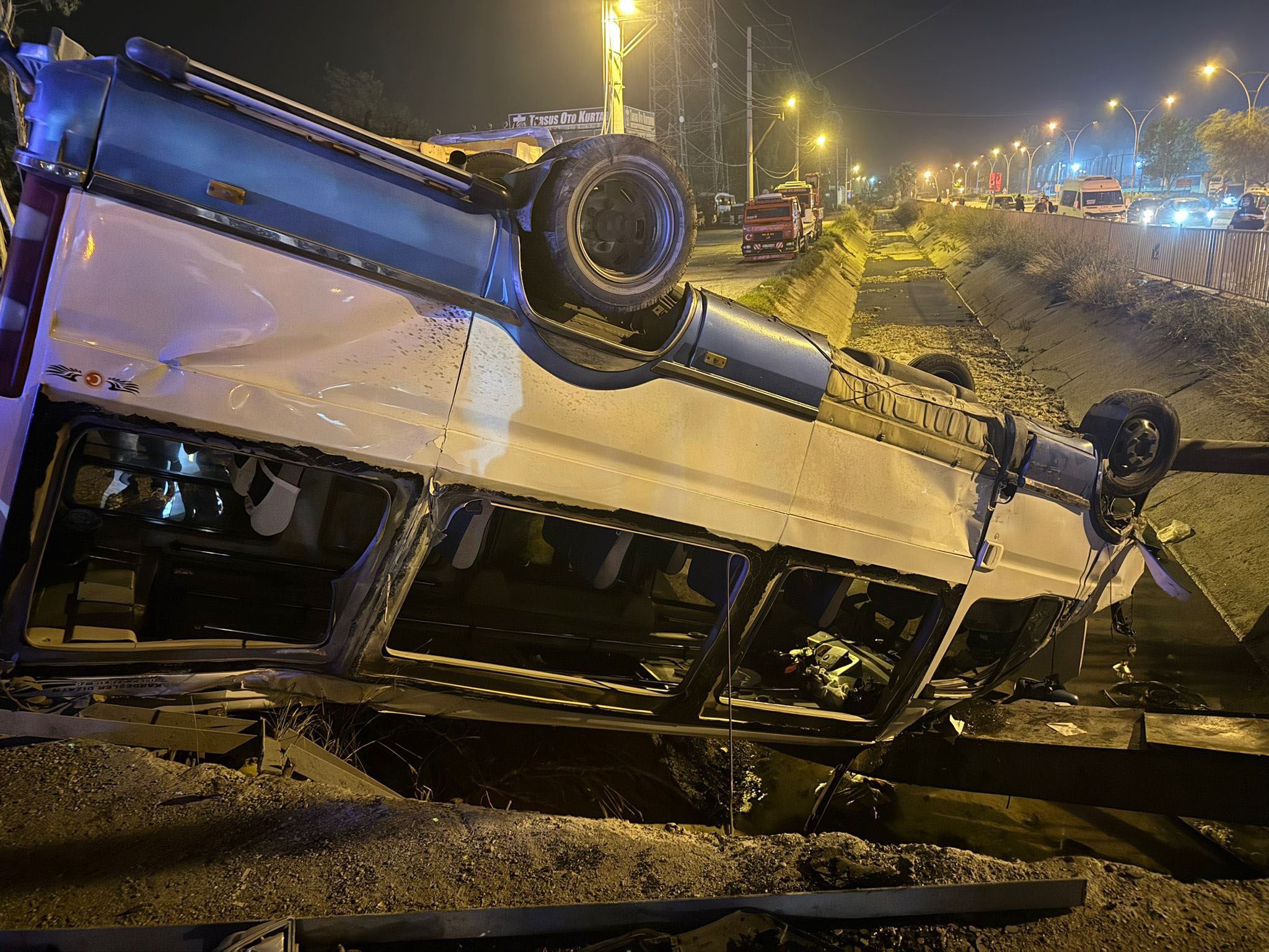 Mersin'de Yolcu Minibüsü Ile Otomobil Çarpıştı 10 Yaralı (3)