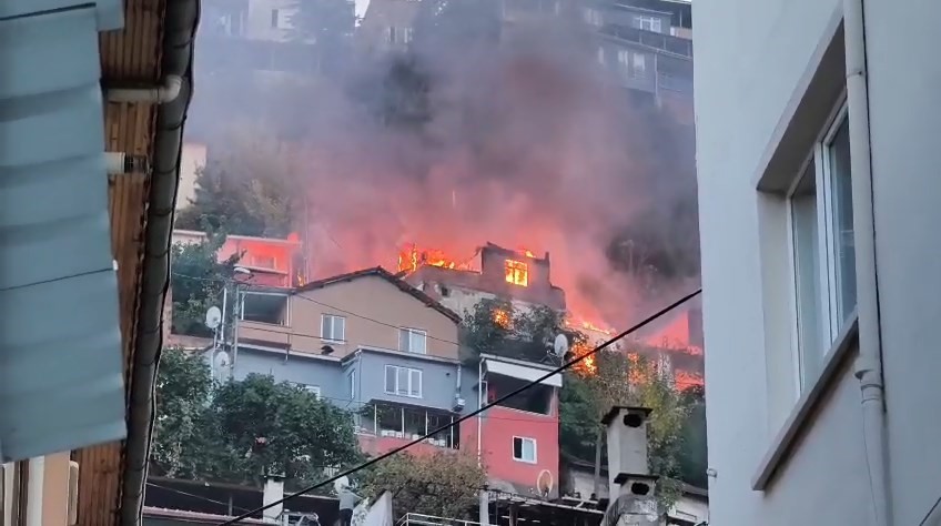 Mollafenari Mahallesi’nde 2 Katlı Evde Çıkan Yangın Paniğe Yol Açtı (2)