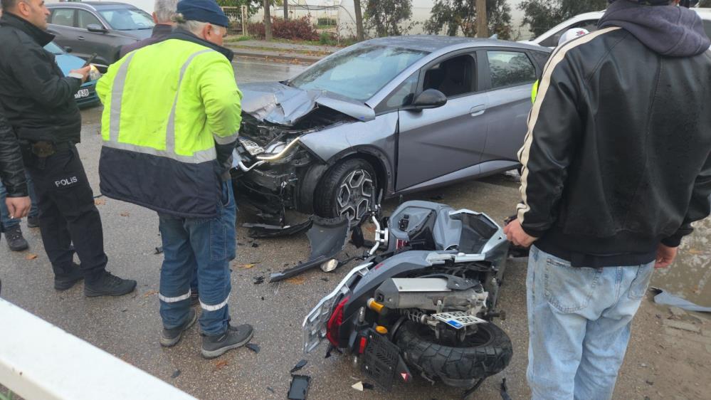 Motosiklet Otomobile Çarptı