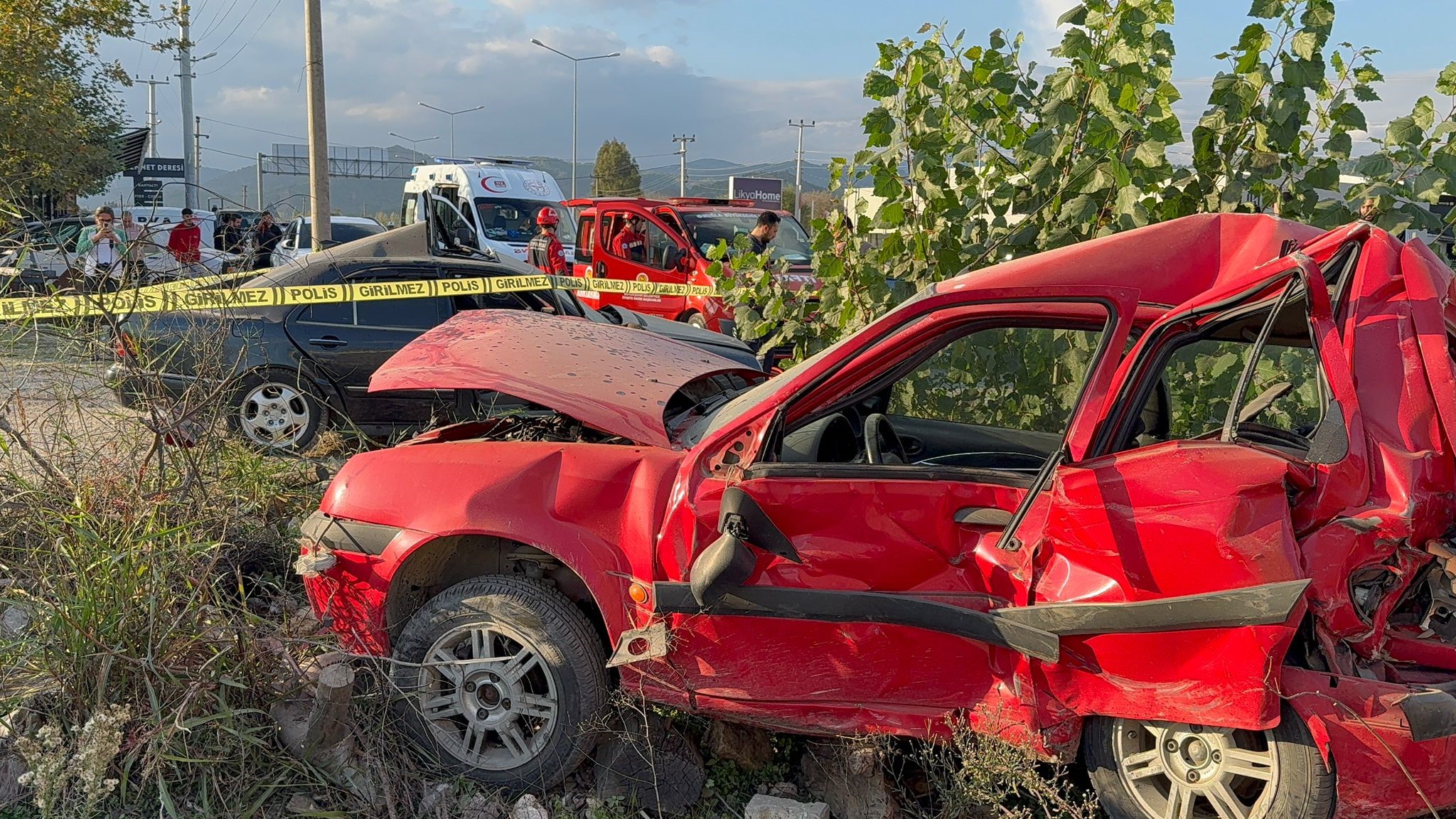 Muğla'da Kontrolden Çıkan Otomobil Park Halindeki Araca Çarptı 1 Ölü (2)