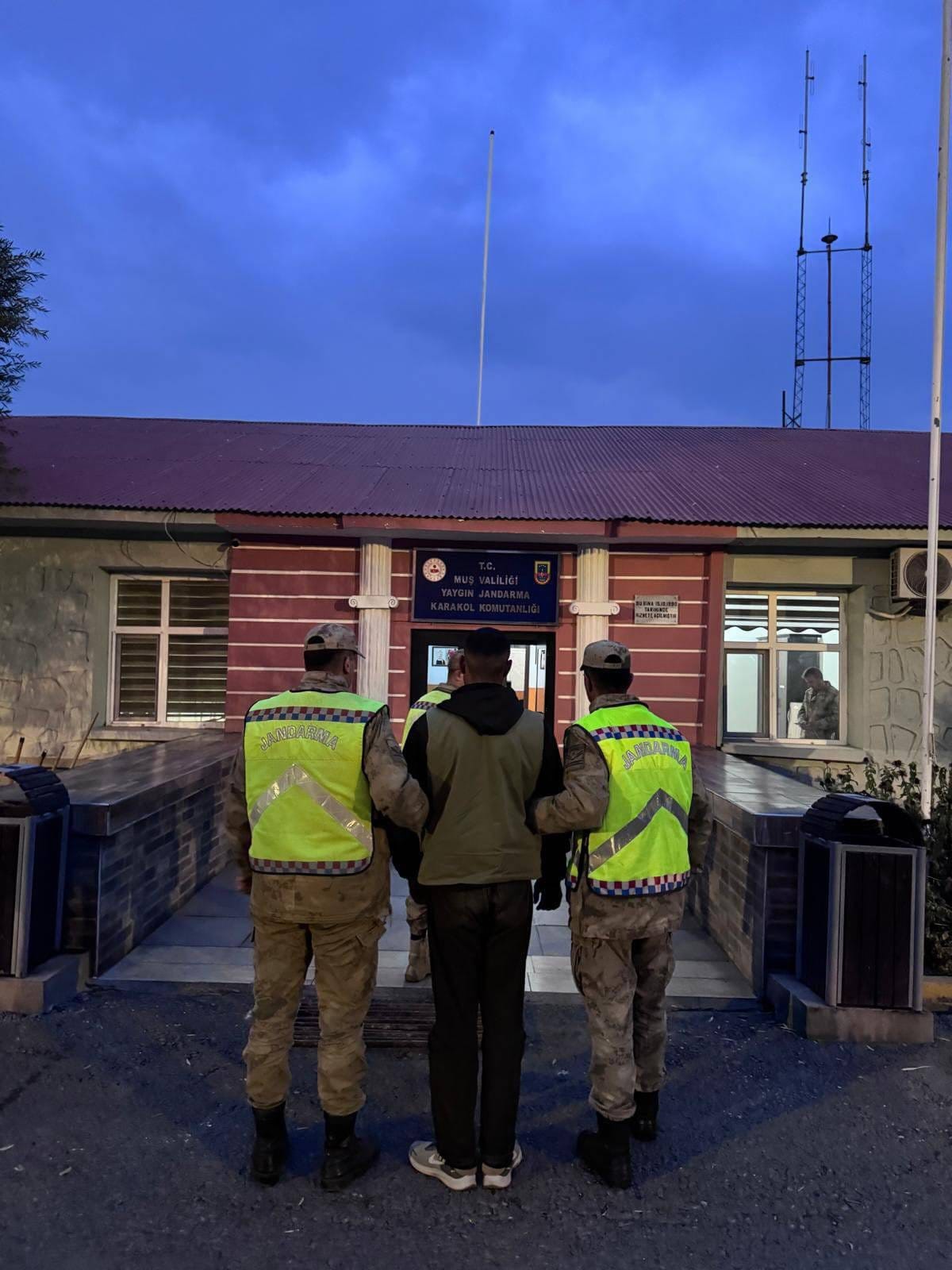 Muş’ta Bir Eve Ateş Açılması Üzerine Düzenlenen Operasyonda Baba Ve Oğlu Gözaltına Alındı. Evde Otomatik Av Tüfeği Ve Ak 47 Ele Geçirildi (1)