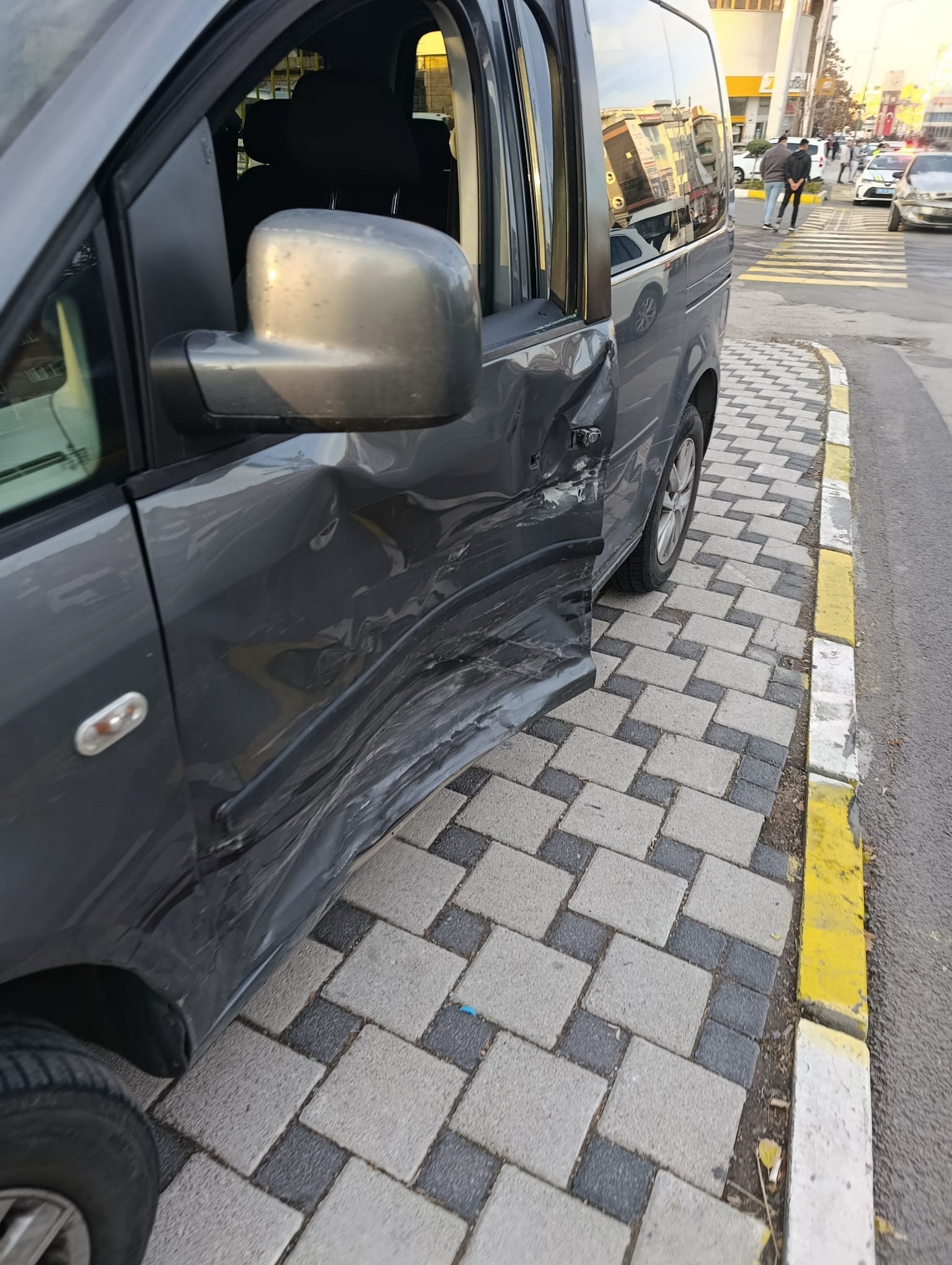 Nevşehir’de Kavşak Kazası Savrulan Araç Kaldırımdaki Yayaya Çarptı (1)