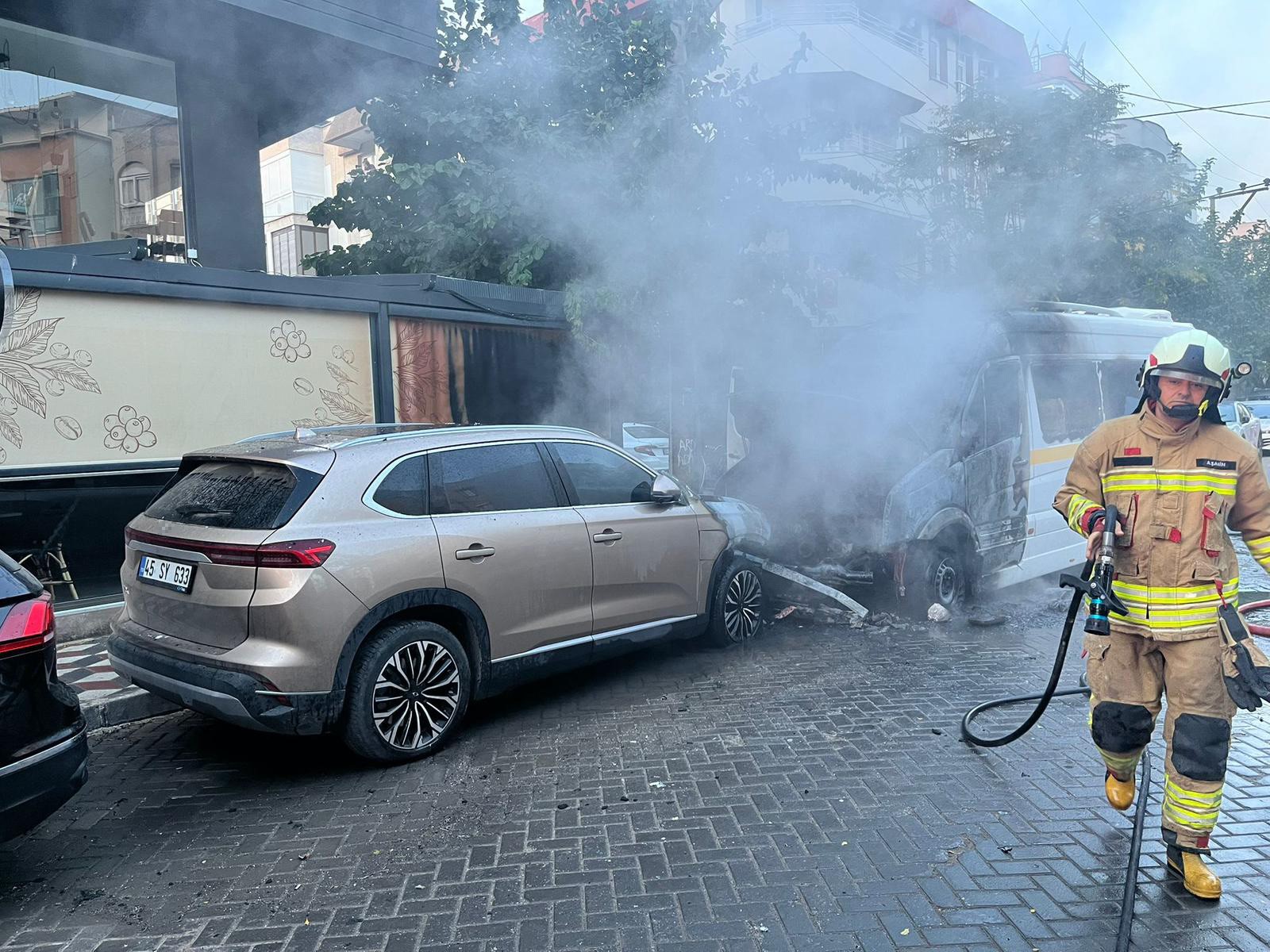 Öğrenci Servisi Yandı! 13 Çocuk Son Anda Kurtarıldı (1)