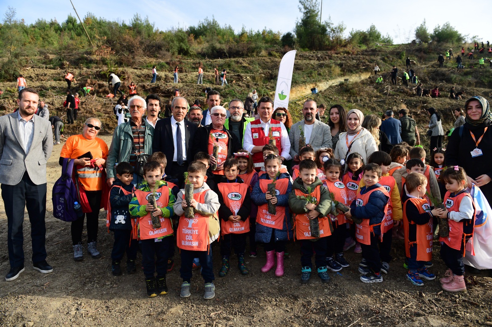 Osmangazi Belediyesi, ‘1 Kitap 1 Fidan’ Kampanyası Kapsamında Bursa’nın Fethinin 700. Yılı Anısına 700 Fidanı Çağlayan Mahallesi’nde Toprakla Buluşturdu (2)
