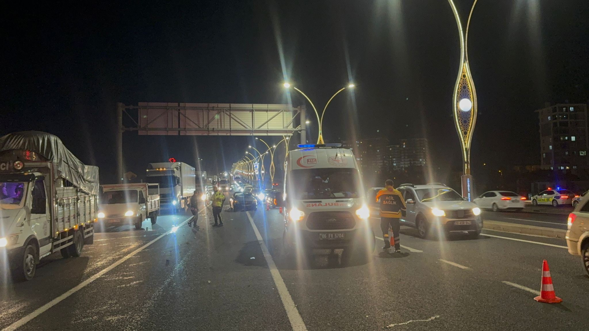 Polatlı–Eskişehir E 90 Karayolunda Tır, Hafriyat Kamyonu Ve 3 Otomobilin Karıştığı Zincirleme Kazada 1 Kişi Yaralandı; Yol Uzun Süre Trafiğe Kapandı (1)