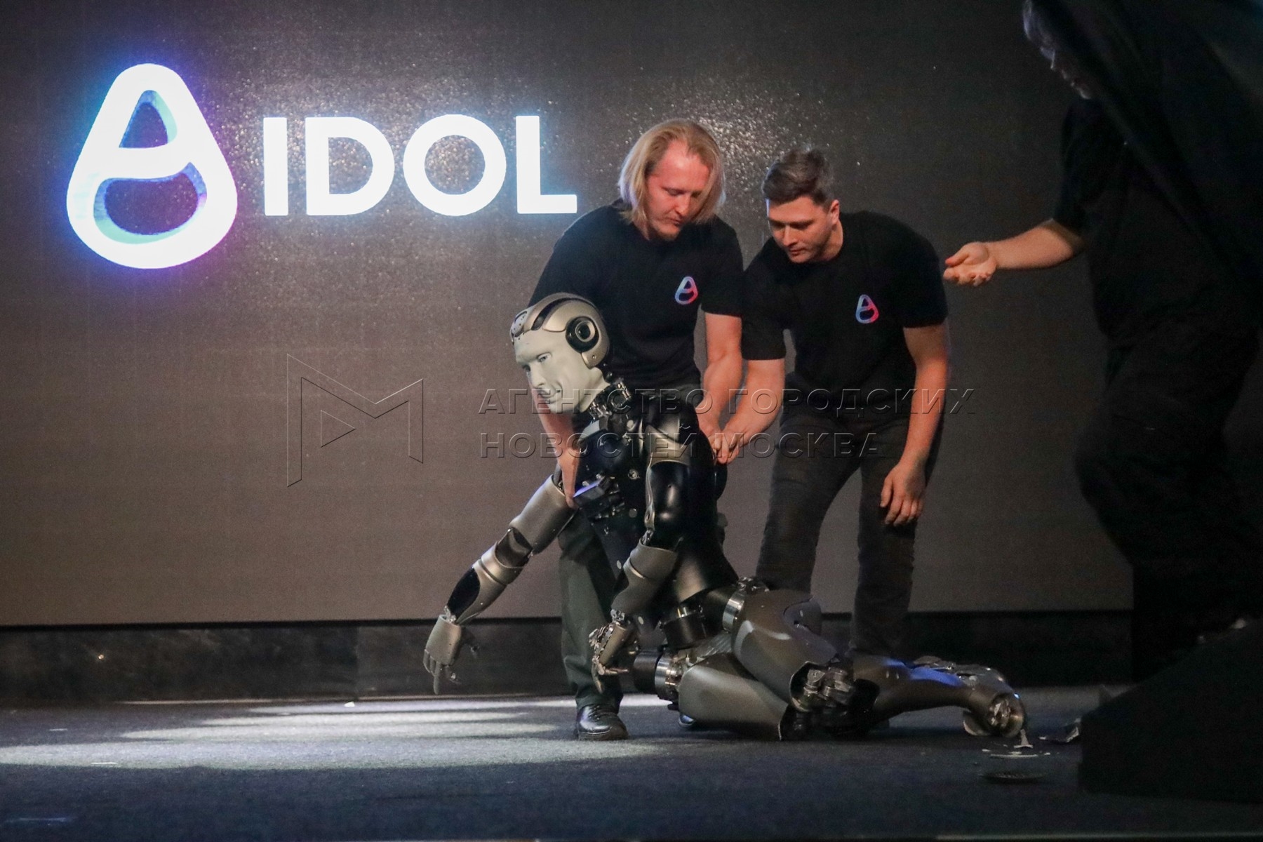 Rusya’nın İlk İnsansı Robotu Aidol Sahneye Çıktı Ama Dengede Kalamadı! (1)-1