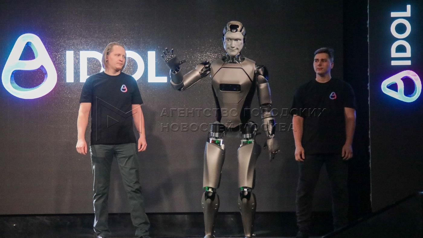 Rusya’nın İlk İnsansı Robotu Aidol Sahneye Çıktı Ama Dengede Kalamadı! (2)