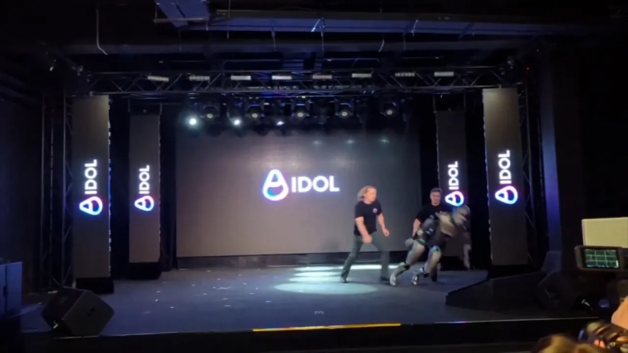 Rusya’nın İlk İnsansı Robotu Aidol Sahneye Çıktı Ama Dengede Kalamadı! (3)