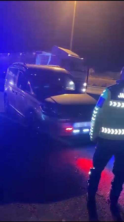 Şanlıurfa’da Yetkisiz Çakar Kullanan Kamyonet Sürücüsüne 138 Bin 172 Tl Ceza Kesildi. Araç Trafikten Men Edilirken Ehliyete 30 Gün El Konuldu (2)