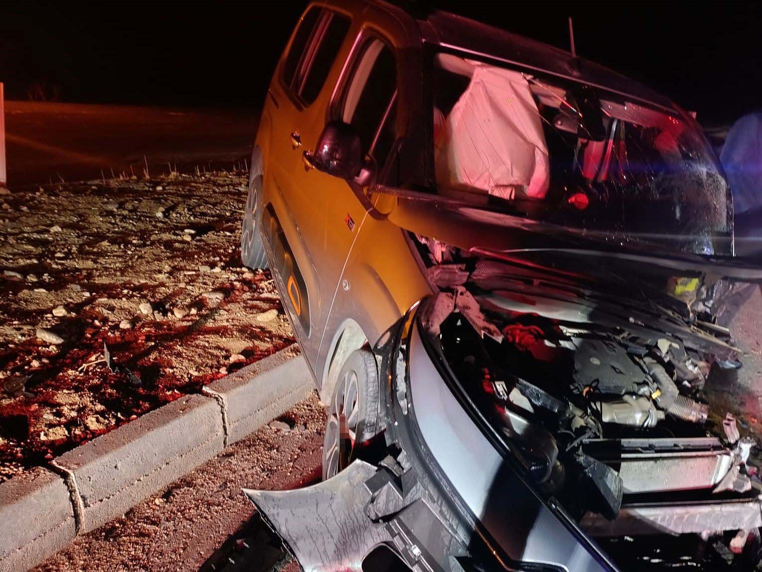 Siirt’in Kurtalan Ilçesinde Otomobil Ile Hafif Ticari Aracın Çarpıştığı Kazada 2 Kişi Ağır Yaralandı (2)