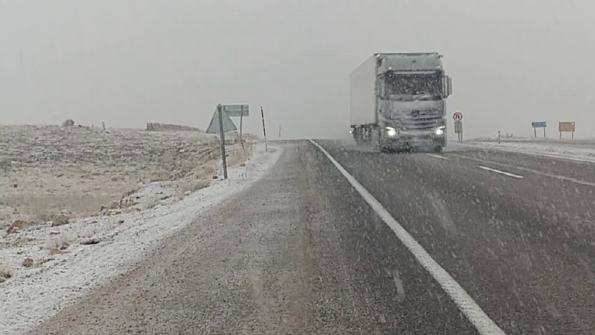 Sivas’ta Gün Boyu Etkili Olan Kar Yağışı Ulaşımı Olumsuz Etkiledi. Gürün'deki Geçitlerde Görüş Mesafesi Düştü, Kontrollü Geçiş Sağlandı (2)