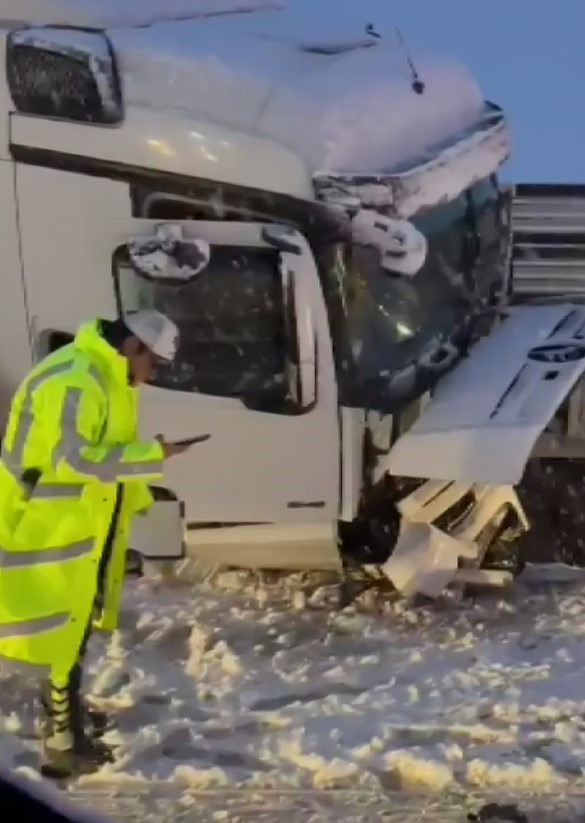 Sivas'ta Yoğun Kar Yağışı Kazaları Beraberinde Getirdi (2)