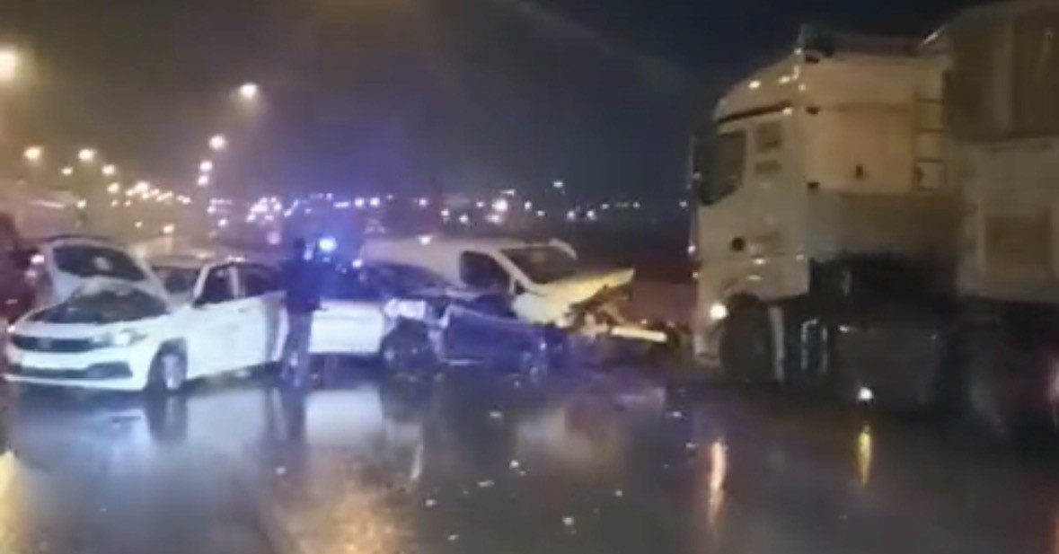 Tarsus Adana Gaziantep Otoyolu'nda 12 Araç Zincirleme Kazaya Karıştı (4)