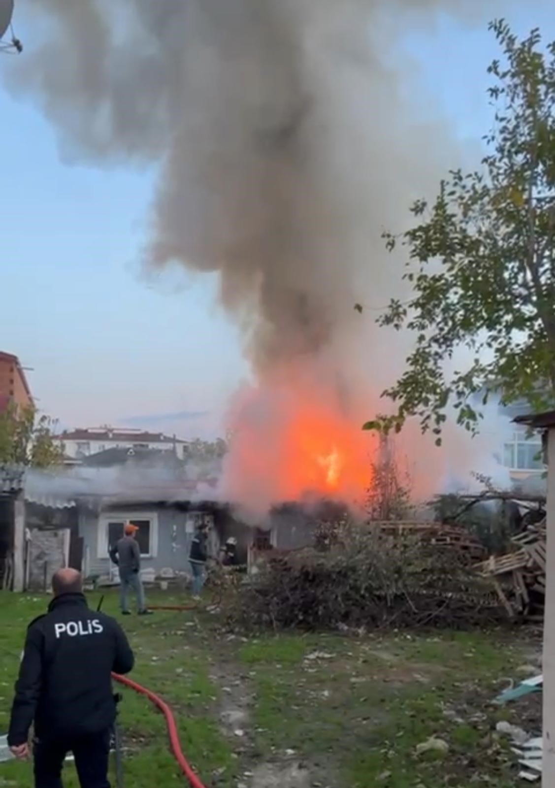 Tekirdağ’da Gecekonduda Çıkan Yangın Itfaiye Ekiplerince Söndürüldü (1)