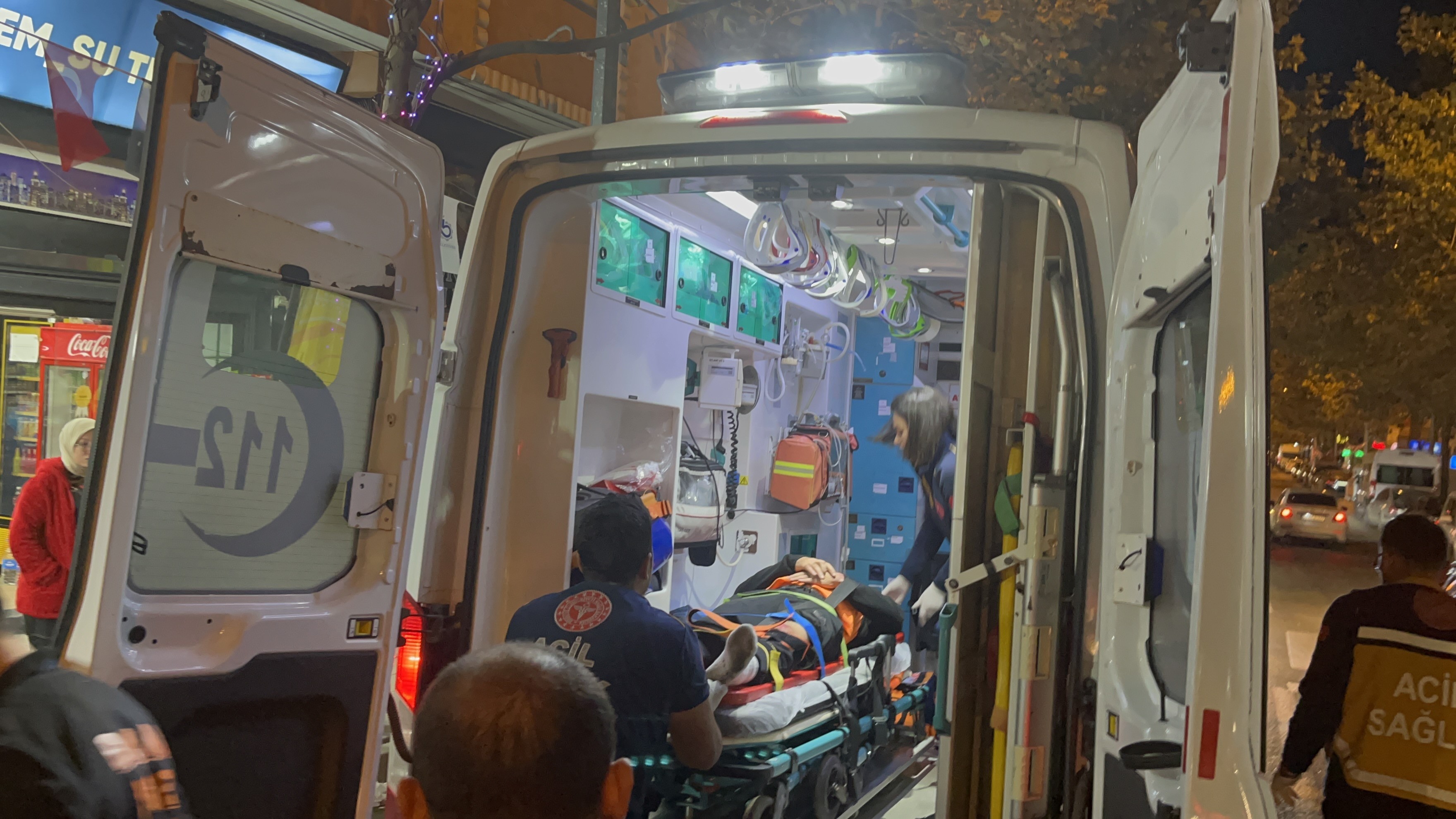 Tekirdağ’ın Çorlu Ilçesinde, Sürücüsünün Direksiyon Hakimiyetini Kaybetmesi Sonucu Devrilen Motosiklet Bir Otomobile Çarptı. Kazada Motosiklet Sürücüsü Metrelerce Sürüklenirken, Olay Anı Güvenlik Kamerasına Yansıdı. Kaza (1)