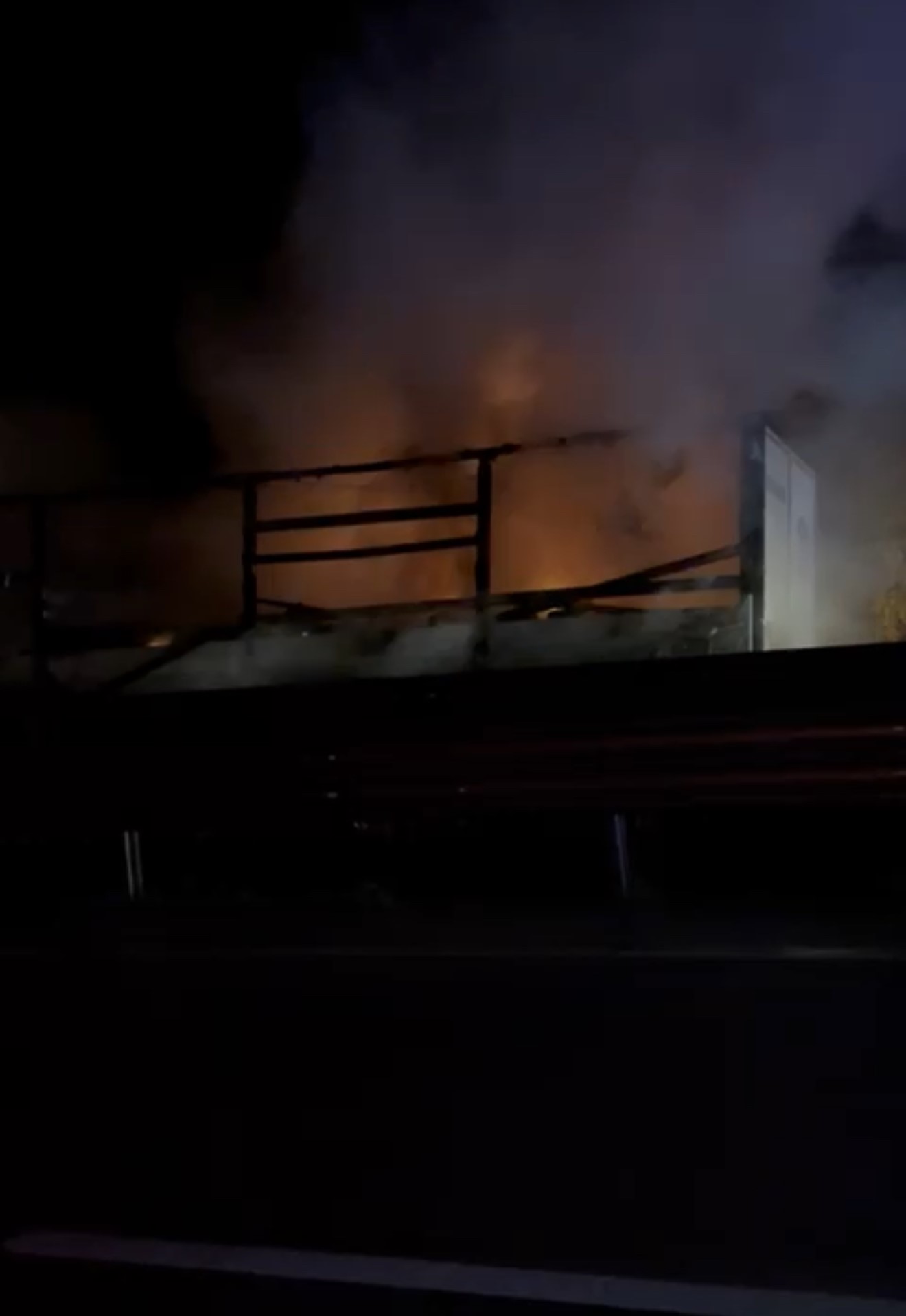 Tokat’ta Seyir Halindeki İran Plakalı Tırın Lastiği Alev Aldı. Yangın Kısa Sürede Söndürüldü, Dorsede Maddi Hasar Oluştu (1)