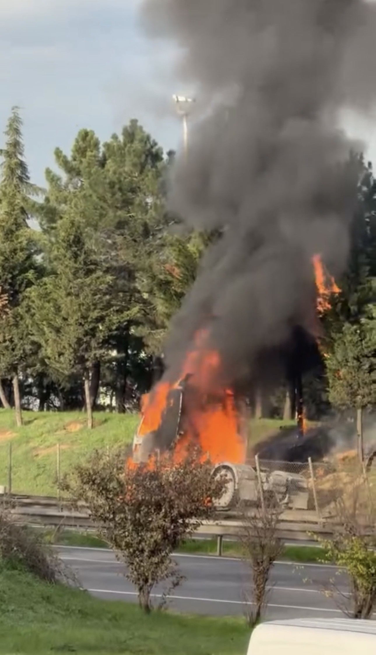 Tuzla’da Seyir Halindeki Tır Alev Alev Yandı (1)