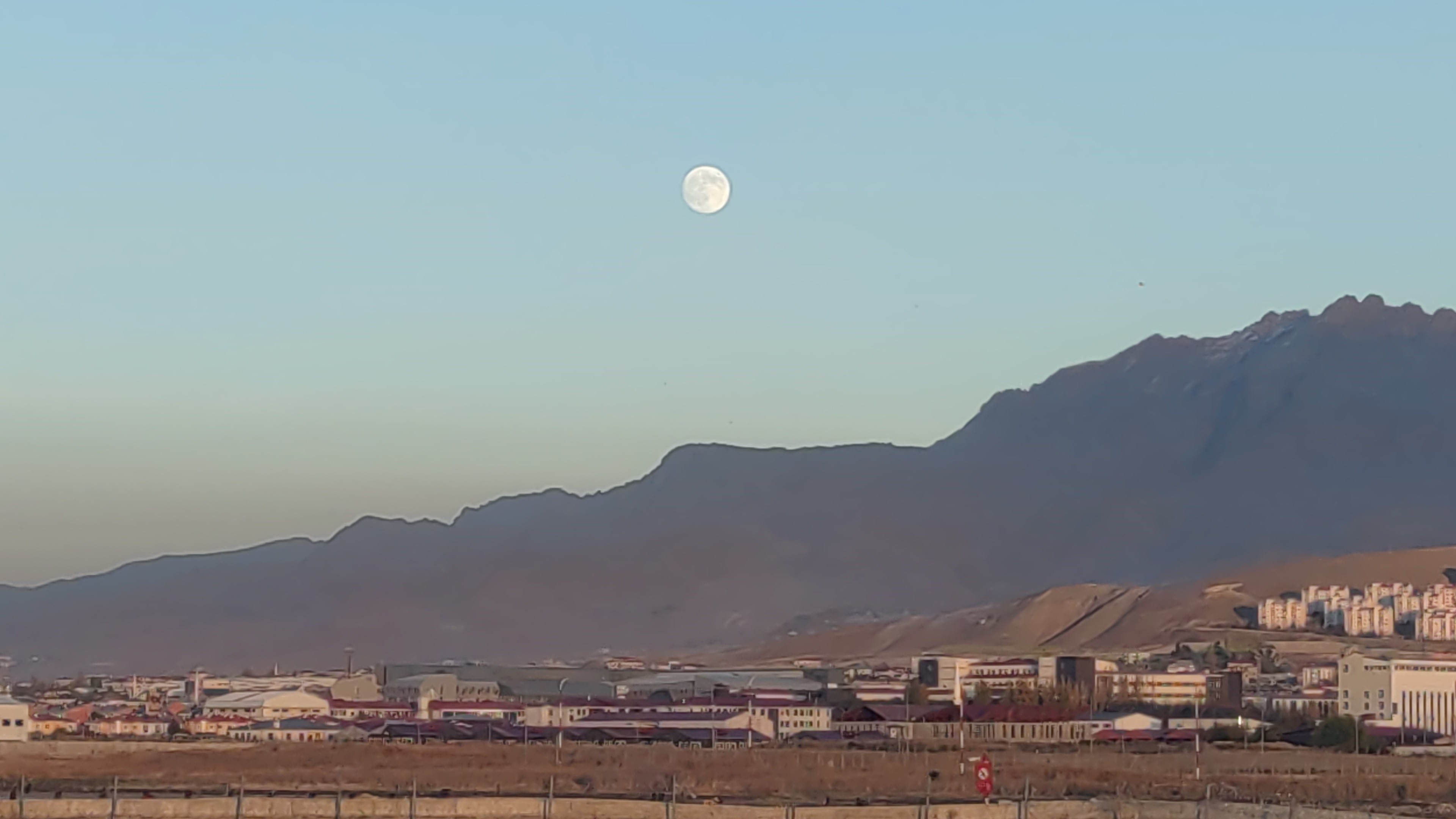 Van’da Gün Batımıyla Dolunayın Aynı Anda Gökyüzünü Süslediği Anlar Büyüledi (1)