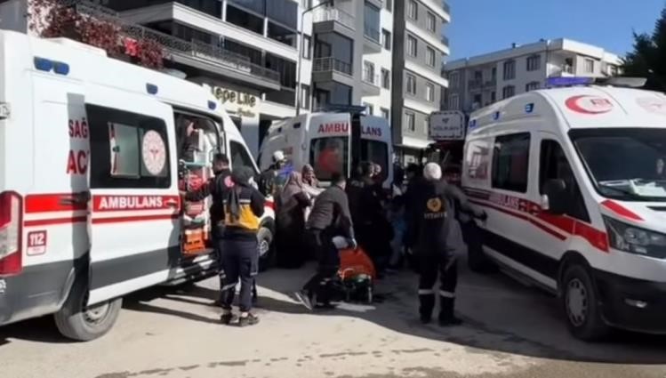 Van'da Otopark Yangınında 29 Kişi Dumandan Etkilendi (2)