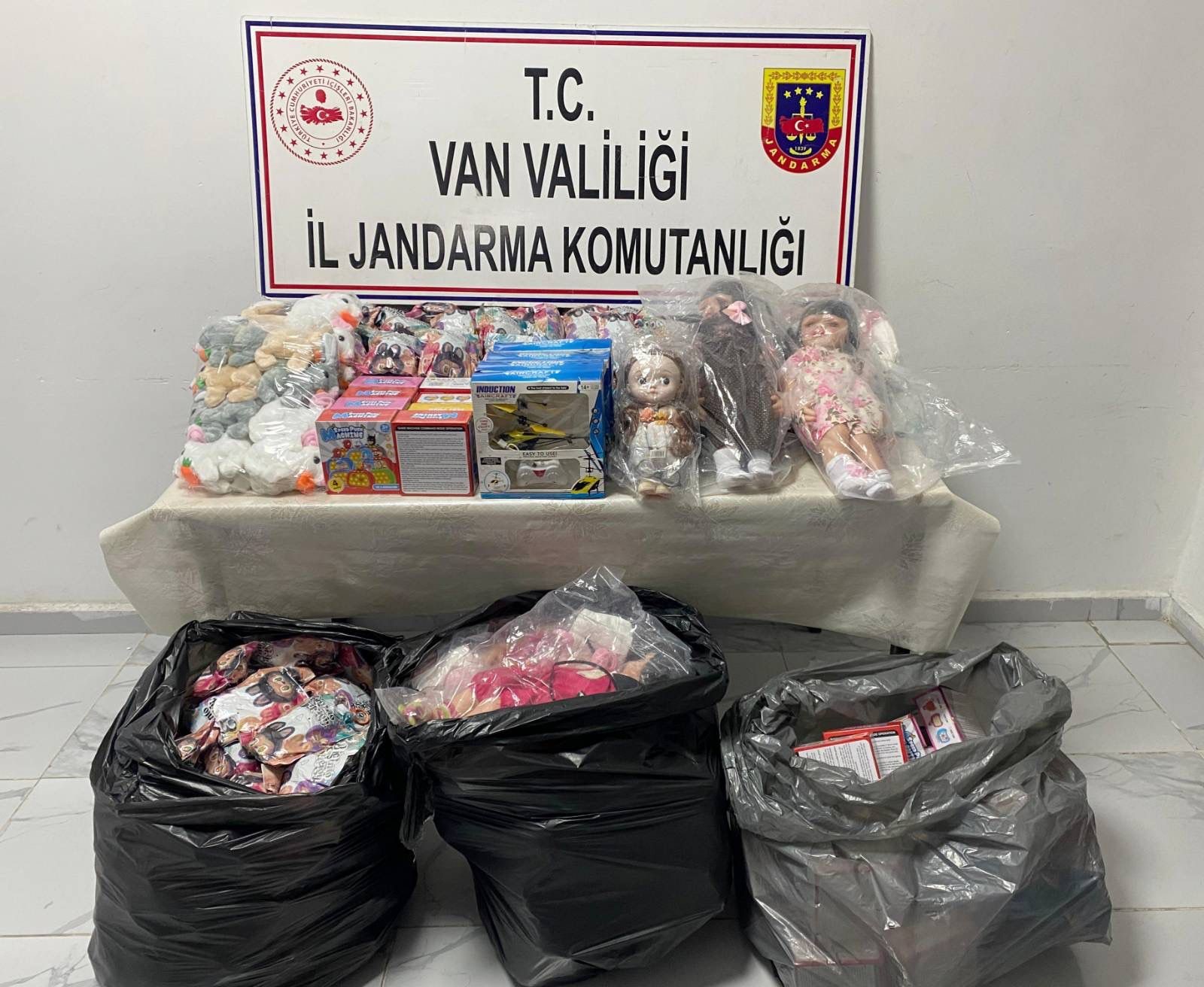 Van’ın Başkale Ilçesinde Jandarma Ekipleri Tarafından Düzenlenen Operasyonda Gümrük Kaçağı Eşya, Şeker Ve Pirinç Ele Geçirildi (2)