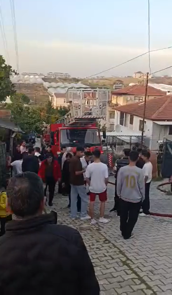 Yalova'da 2 Katlı Evde Yangın (2)