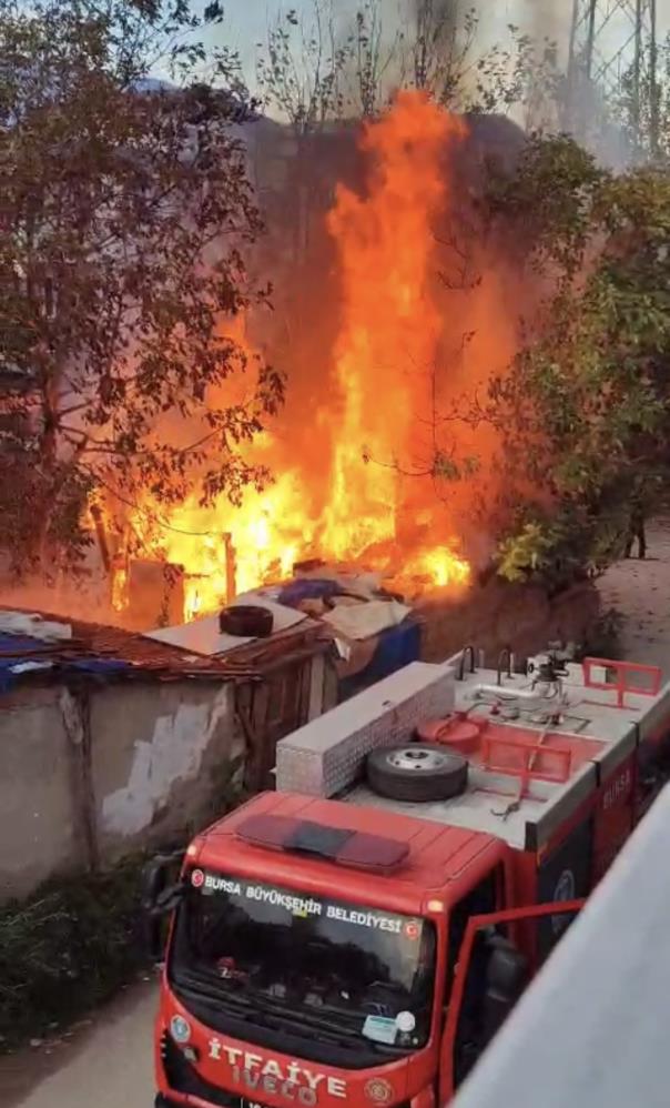 Yangın Mahalleyi Ayağa Kaldırdı (1)