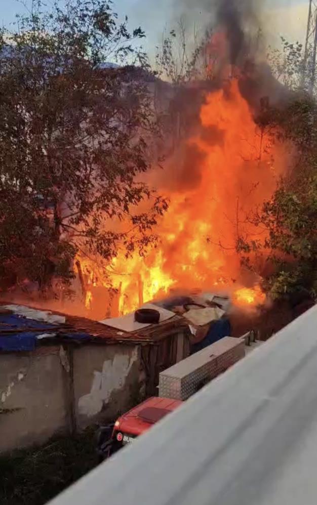 Yangın Mahalleyi Ayağa Kaldırdı (3)