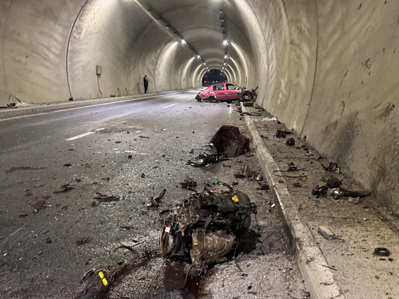 Zonguldak Uzunkum Tüneli’nde Otomobilin Duvara Çarptığı Kazada 2 Genç Ağır Yaralandı. Motor Metrelerce Ileri Savrulurken Hız Kadranı 200’De Takılı Kaldı (2)