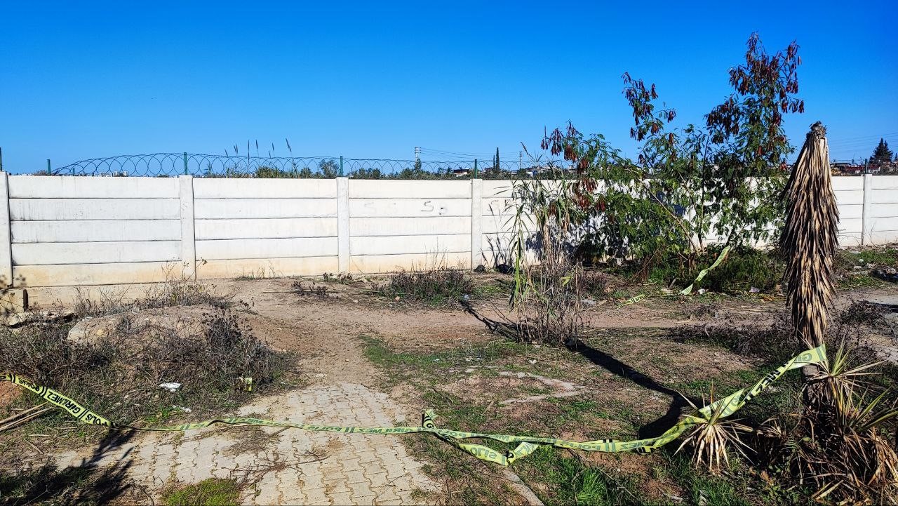 Adana'da Bir Kadın Yol Kenarında Ölü Bulundu (1)