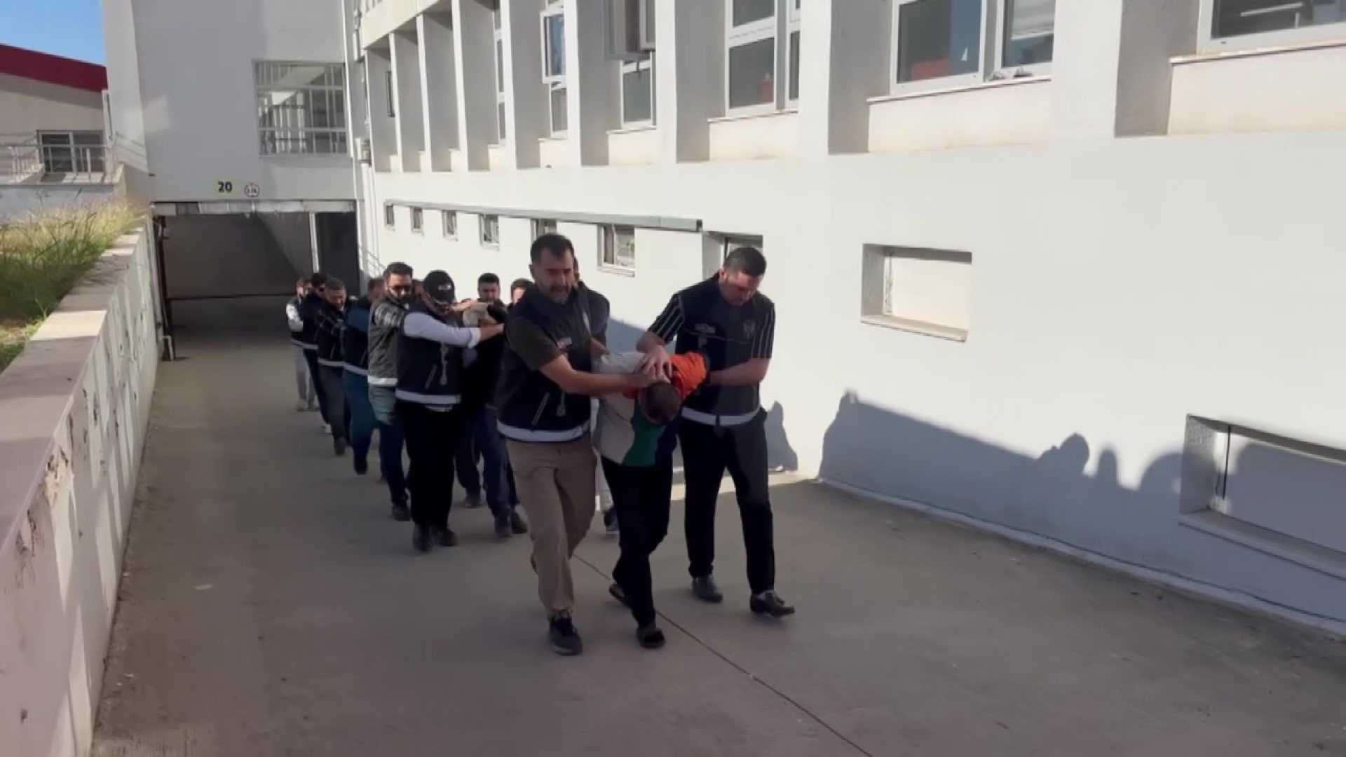 Adana'da Silah Ve Mühimmat Ticareti Şebekesi Çökertildi (1)