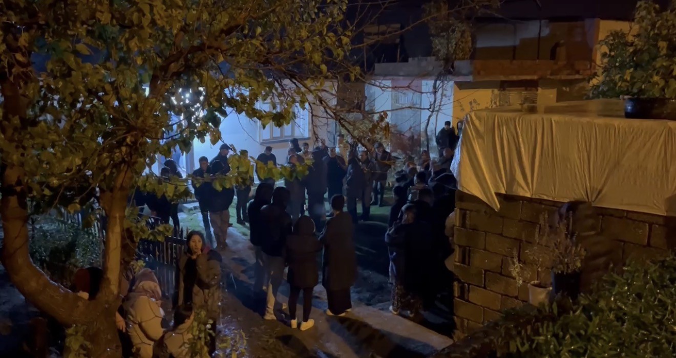 Adıyaman Besni’de Bir Kişi, Eşi Selvi Sarı Ve Bacanağı Muharrem Arslan’ı Silahla Öldürdü. Zanlı Olay Sonrası Kaçarken Polis Yakalama Çalışması Başlattı (2)