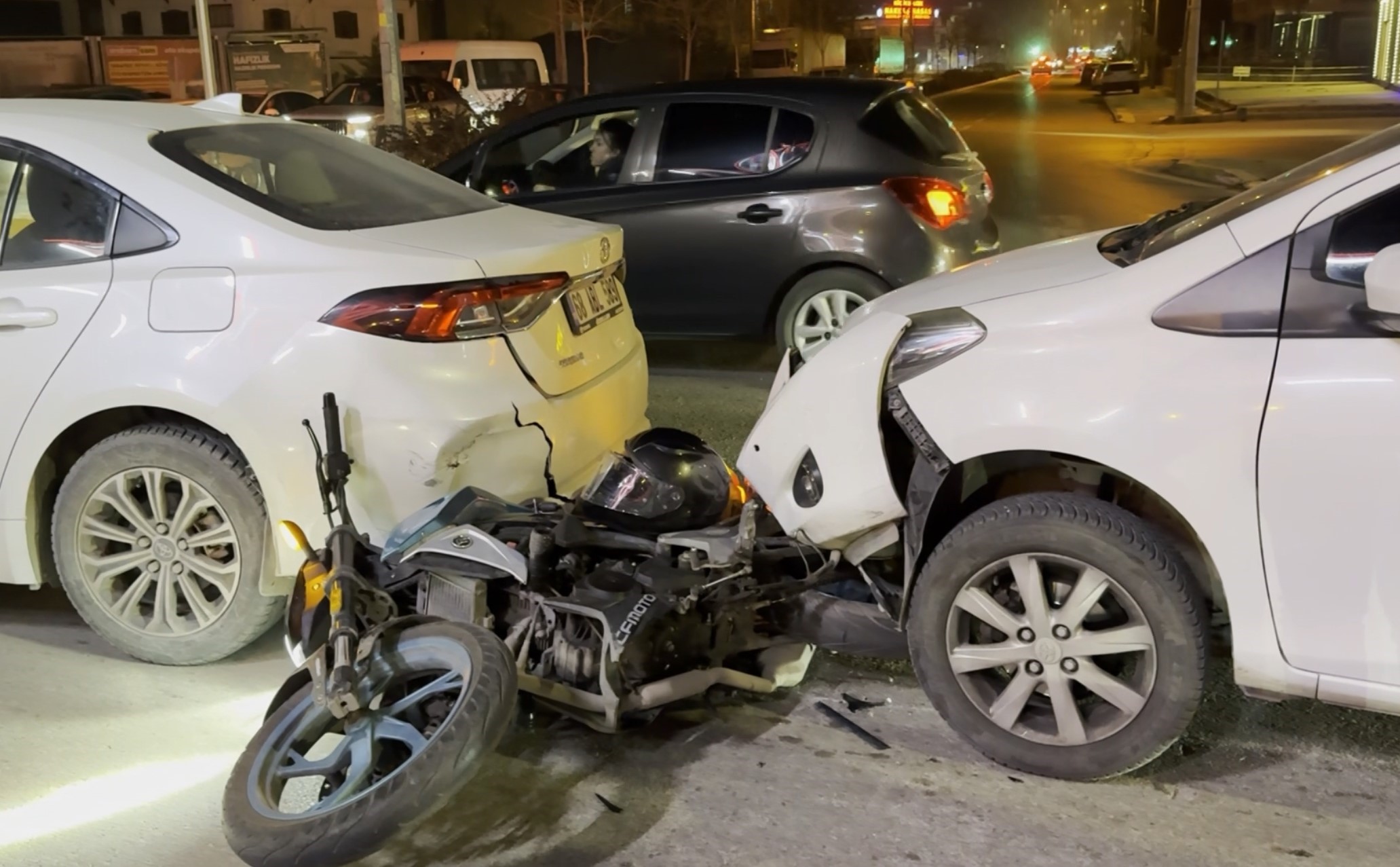 Aksaray'da Üç Otomobil Ve Bir Motosikletin Karıştığı Zincirleme Trafik Kazasında Motosiklet Sürücüsü Yaralandı. (1)