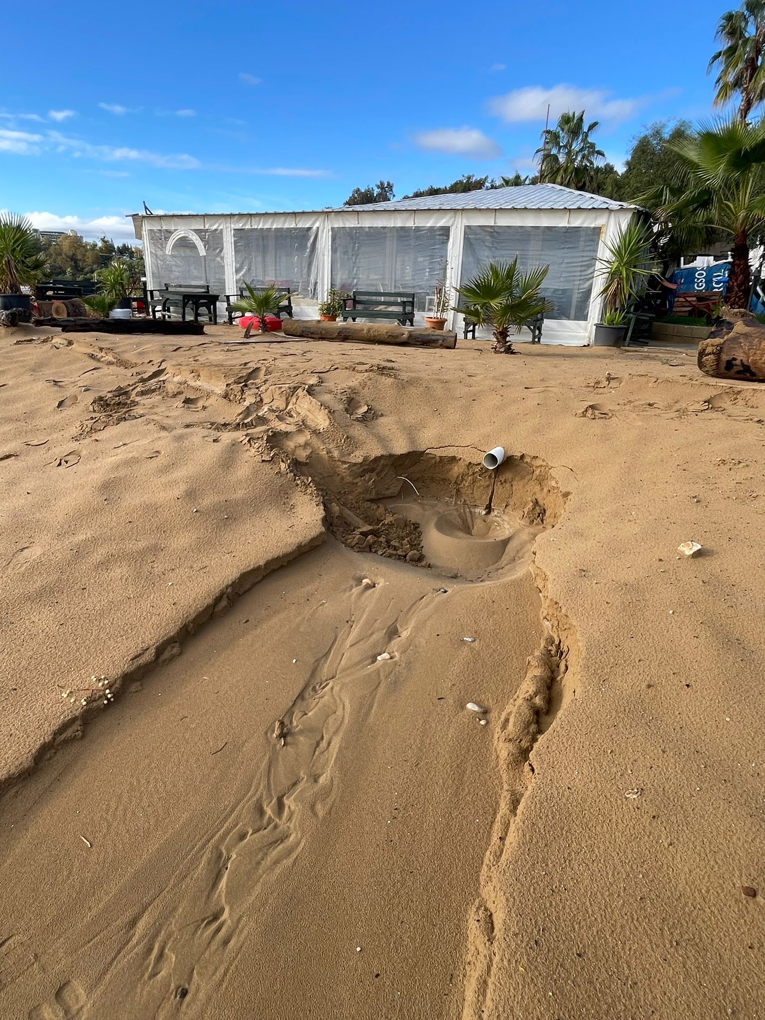 Alanya'da Taşan Dere 5 Yıldızlı Otelin Sahildeki Kafesini Yıktı (2)