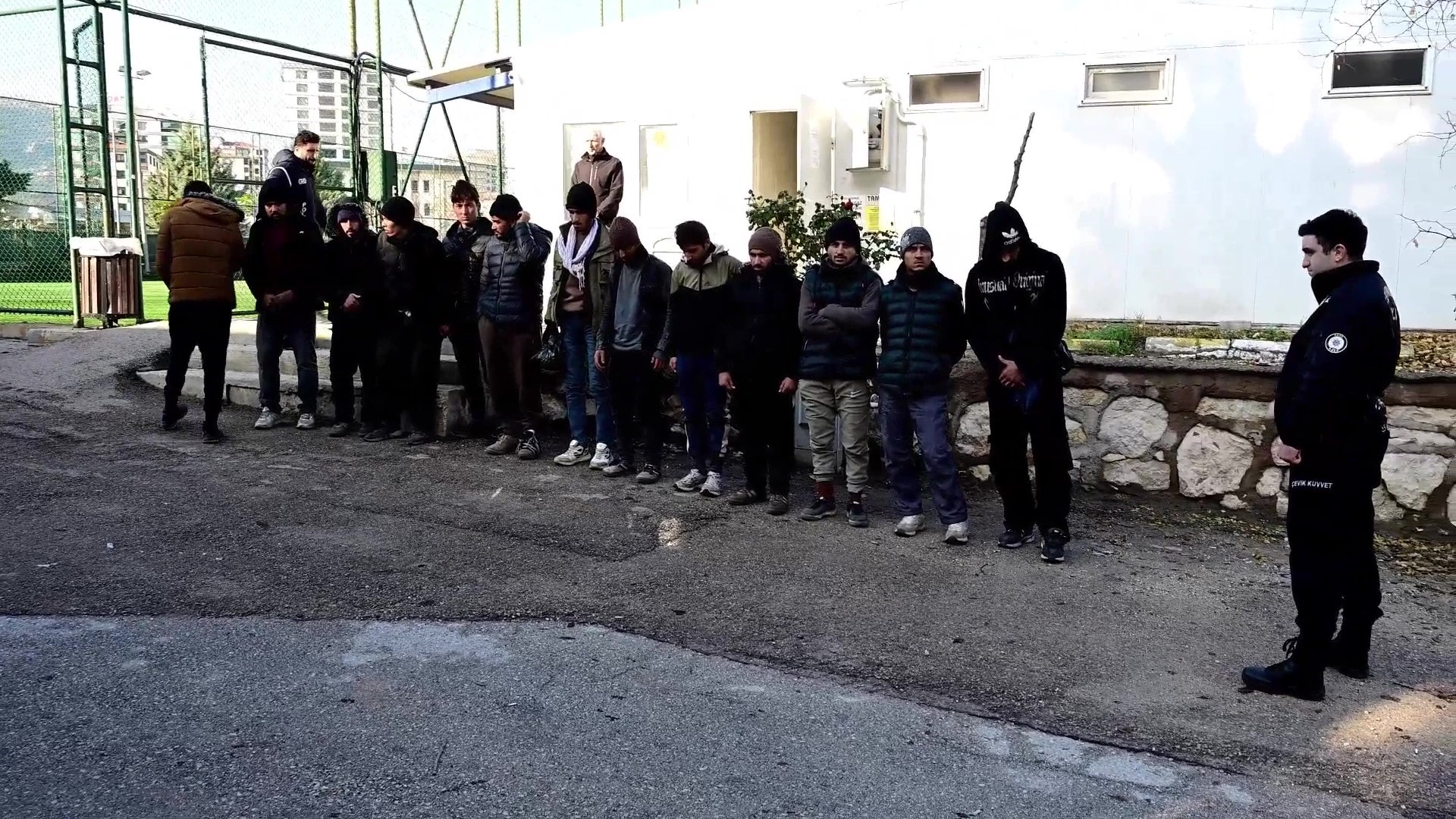 Amasya’da Tır Dorsesinde Çuvallar Arasında Saklanan 13 Kaçak Göçmen Yakalandı. Tır Sürücüsü Gözaltına Alındı, Göçmenler Sınır Dışı Ediliyor (1)