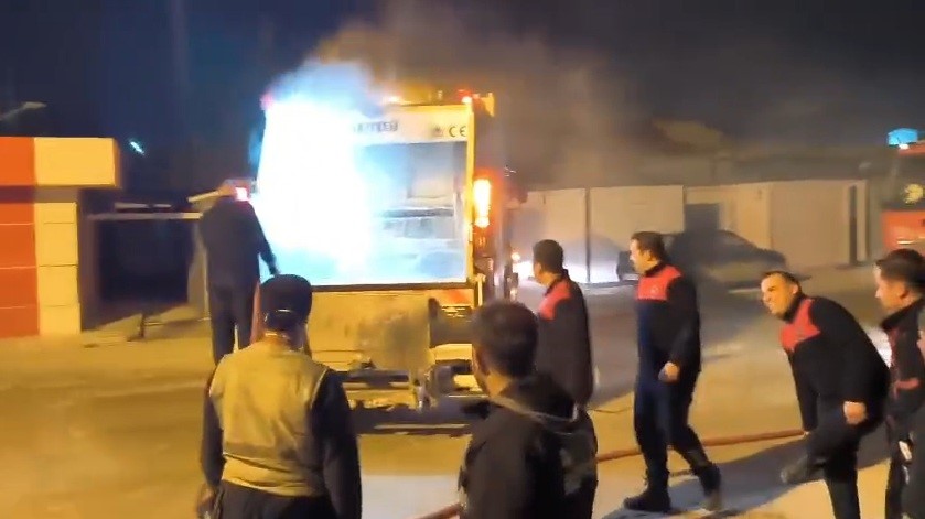 Antakya’da Çöp Toplarken Yanmaya Başlayan Çöp Kamyonu, Sürücünün Itfaiye Istasyonuna Gelmesiyle Büyümeden Söndürüldü. Olayda Yaralanan Olmadı (2)