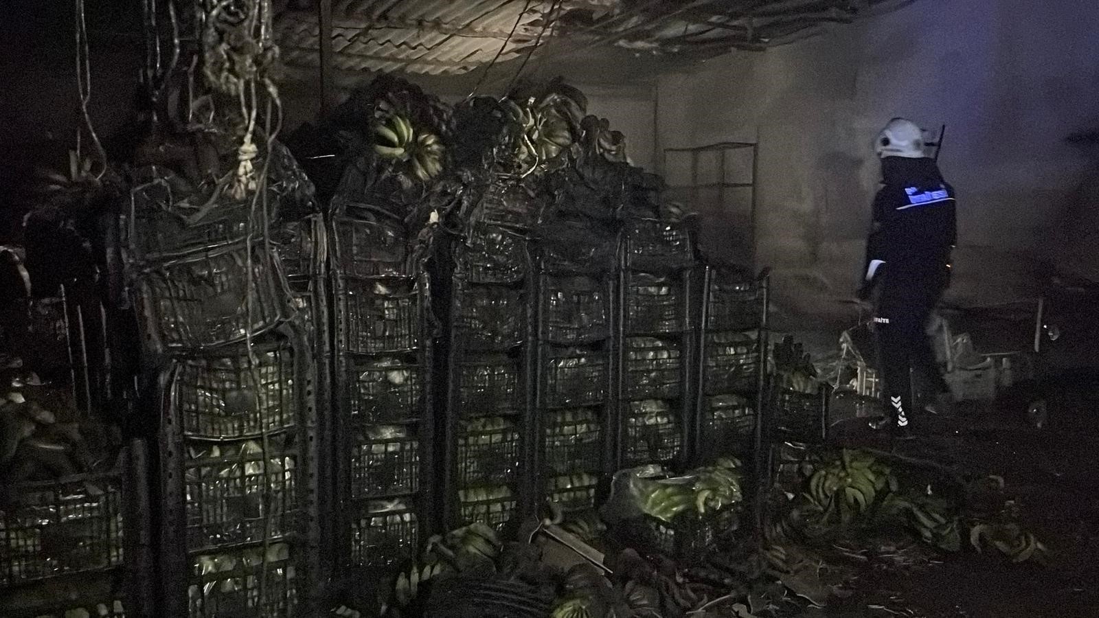 Antalya’nın Alanya Ilçesindeki Demirtaş Sebze Ve Meyve Hali’nde Muz Sarartma Deposunda Çıkan Yangın Itfaiye Ekiplerince Söndürüldü (2)