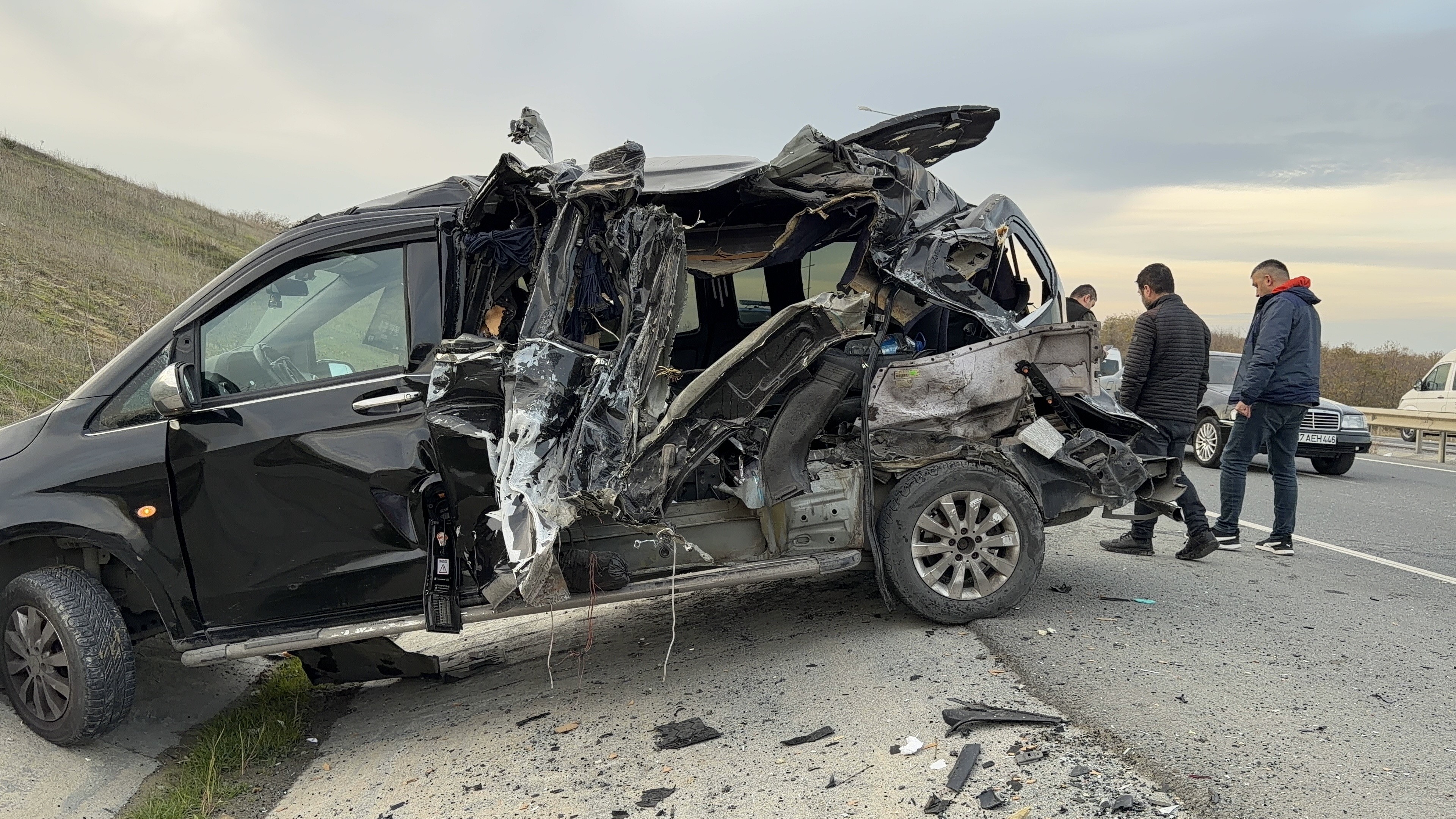 Arnavutköy Havalimanı Yolunda Emniyet Şeridindeki Vip Minibüse Kamyonet Çarptı. İki Sürücü Yara Almadan Kurtuldu, Araçlarda Ağır Hasar Oluştu (2)