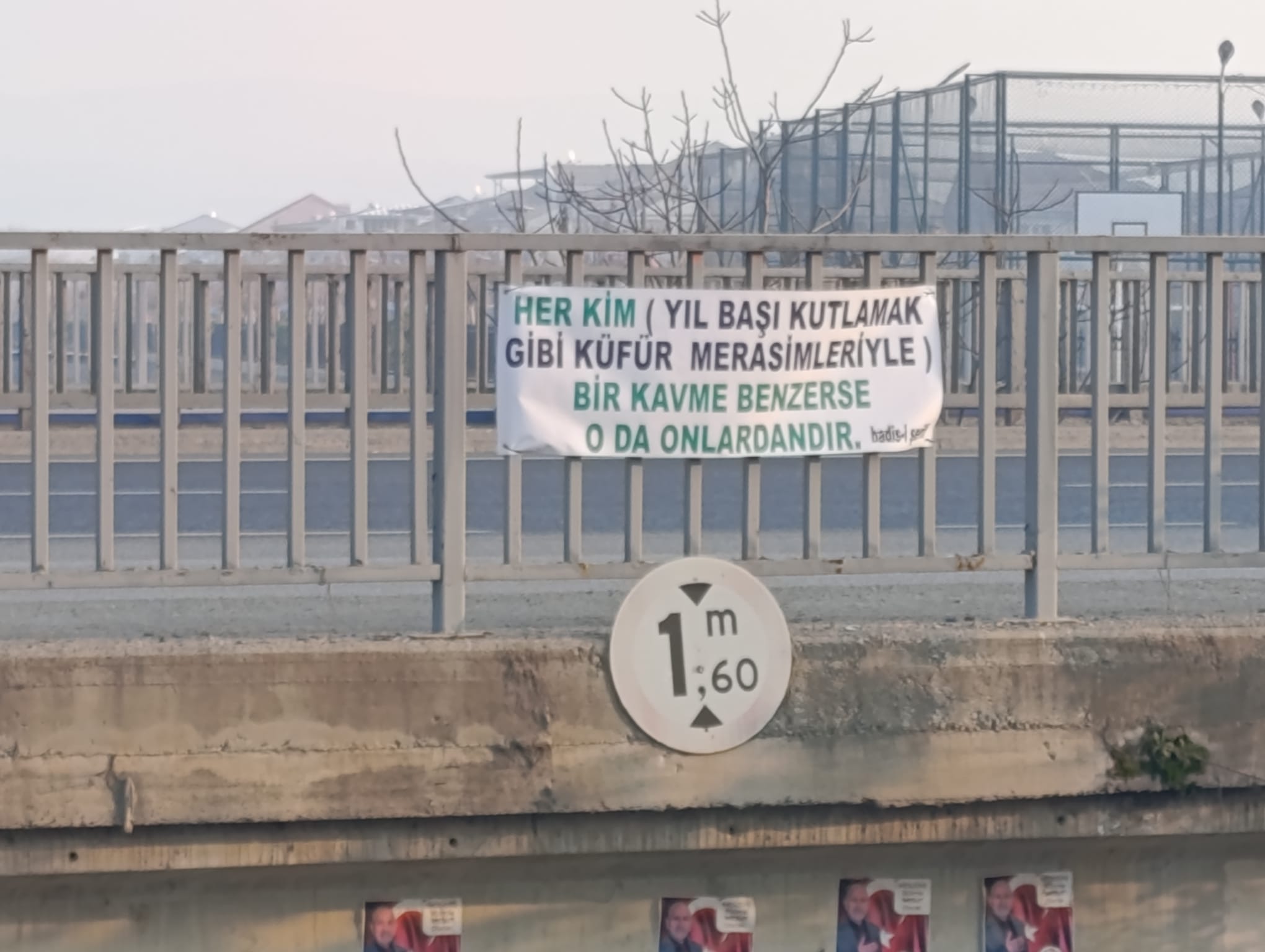 Asılan Afişleri Dikkat Çekti! (2)