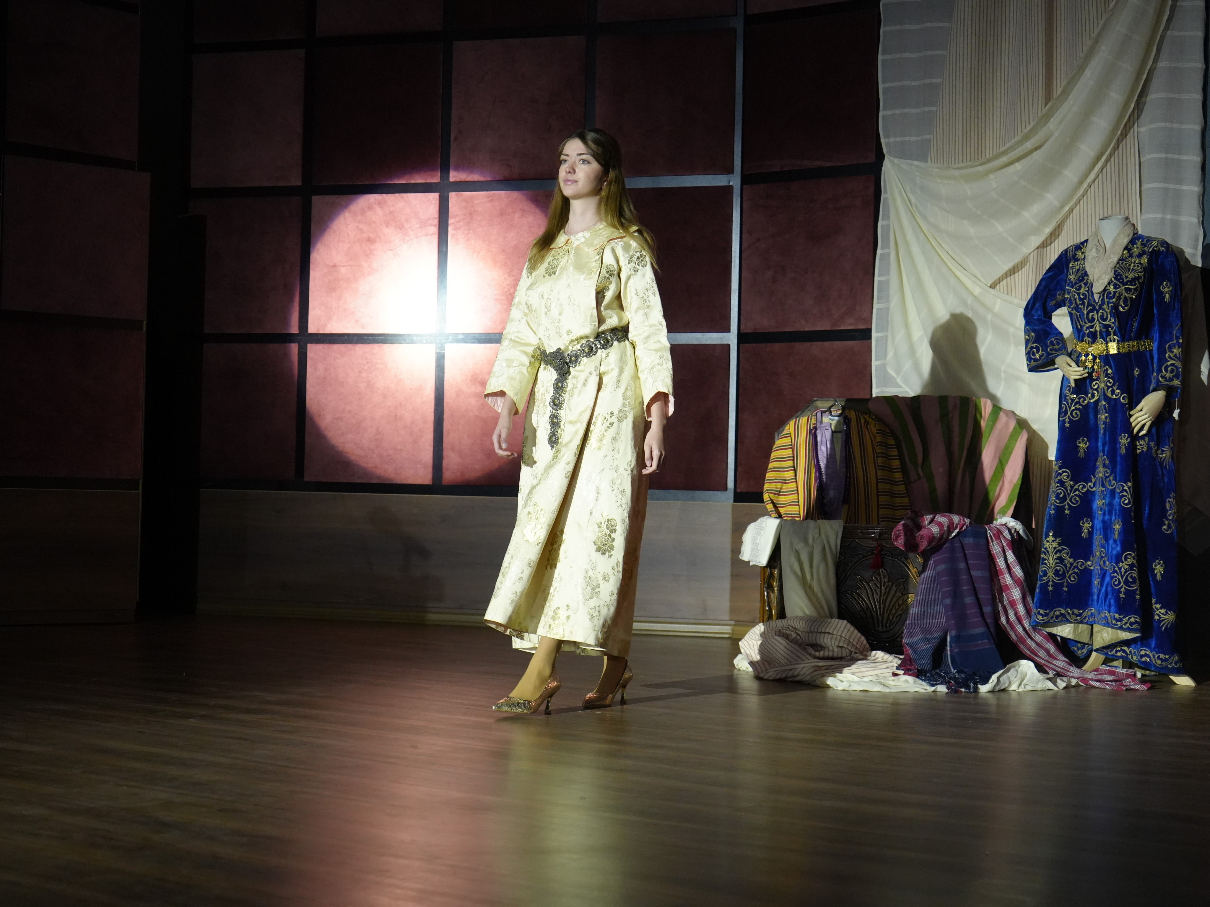 Asırlar Önce Kadınların Giydiği Kıyafetler Defilede Sergilendi (1)