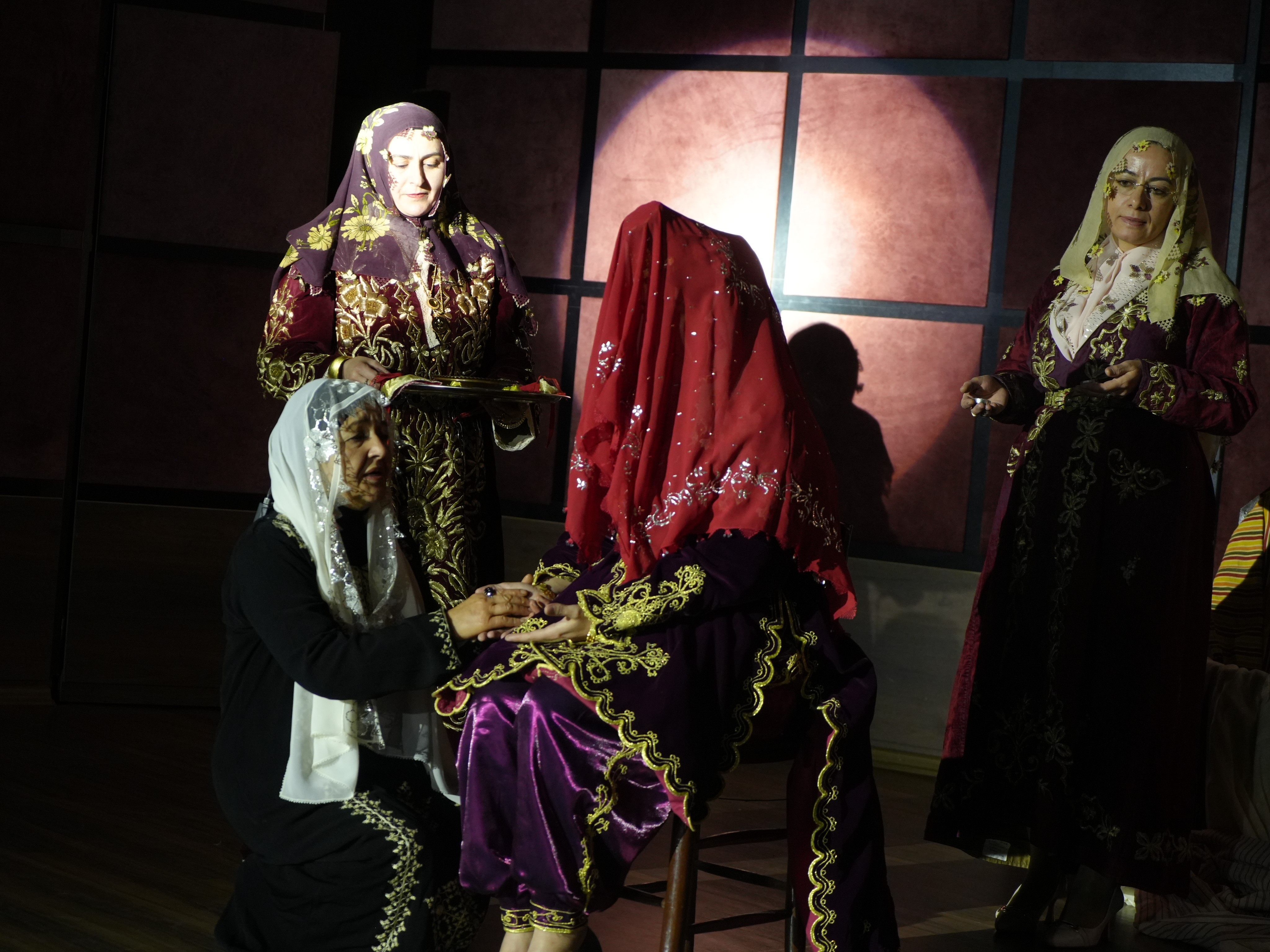 Asırlar Önce Kadınların Giydiği Kıyafetler Defilede Sergilendi (3)