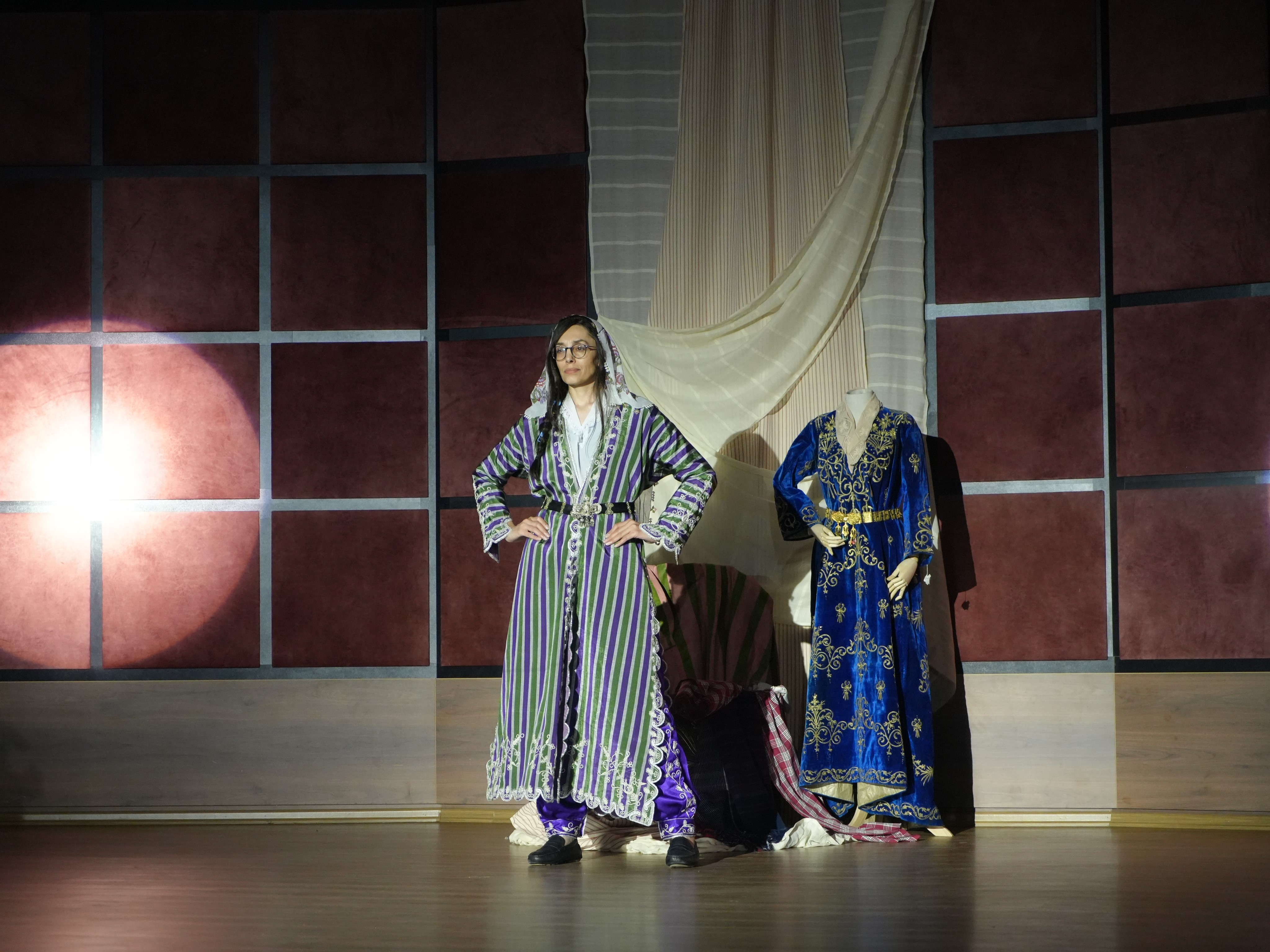 Asırlar Önce Kadınların Giydiği Kıyafetler Defilede Sergilendi (5)