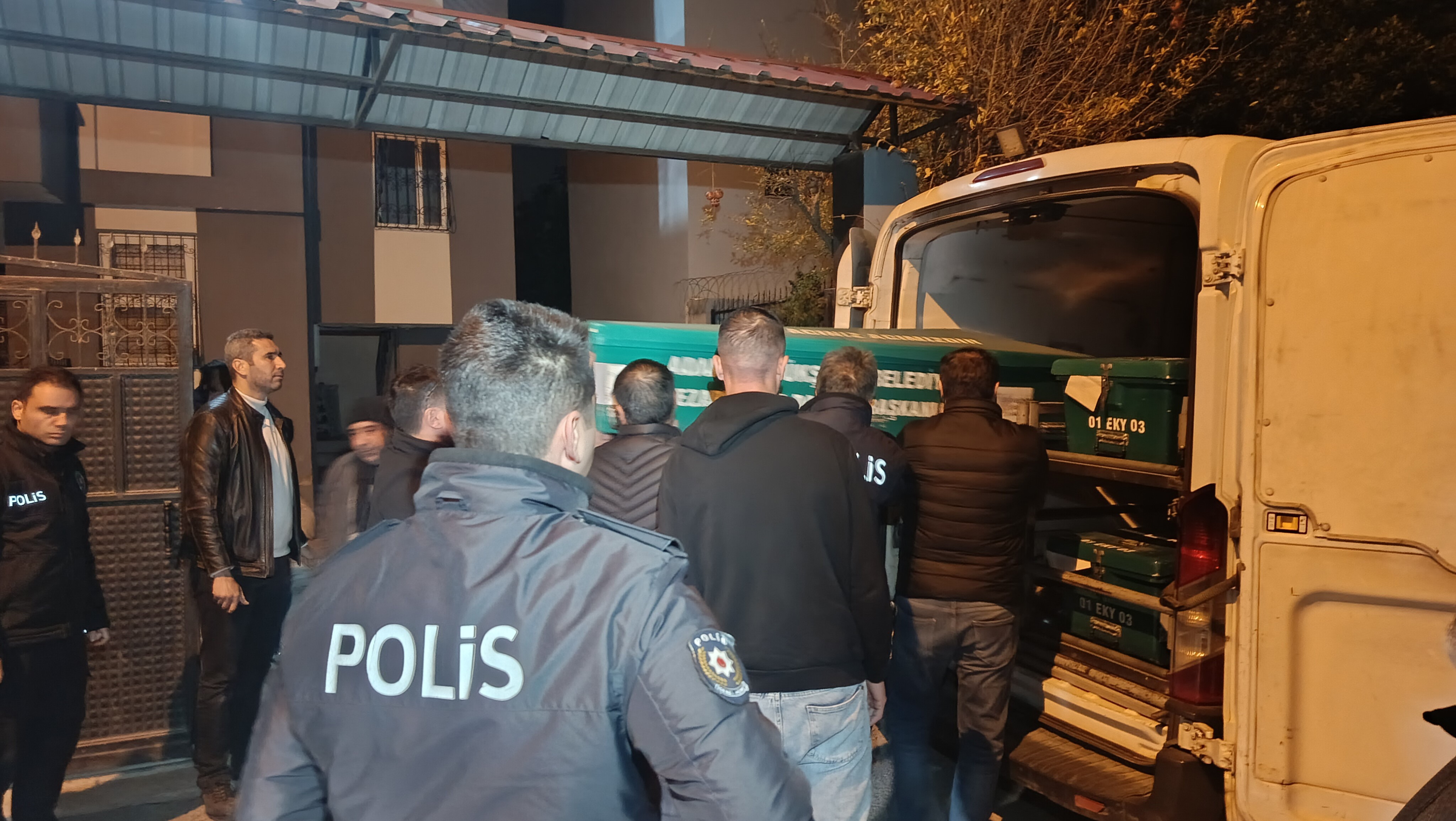 Baba, Çocuklarını Öldürüp Intihar Etti (1)