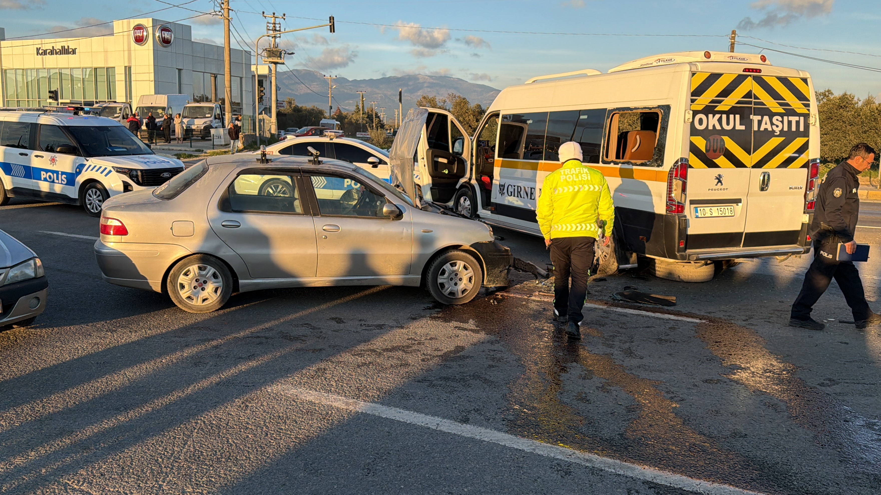 Balıkesir’in Edremit Ilçesinde Öğrenci Servisi Ile Otomobilin Çarpıştığı Kazada 7 Kişi Yaralandı. Yaralıların Hayati Tehlikesi Bulunmuyor (2)